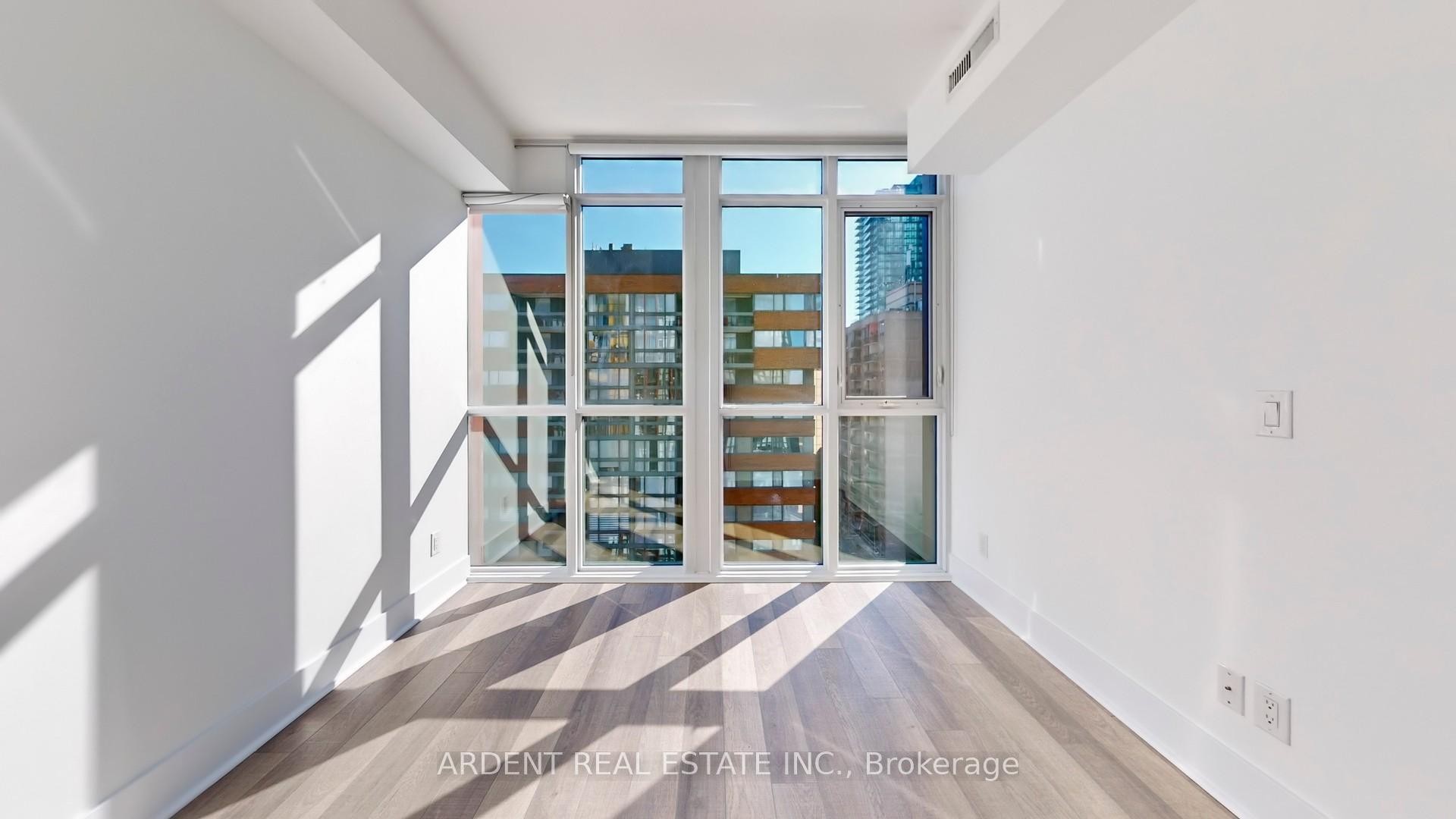 3 Bedrooms Condo at 32 Davenport,  Toronto For sale