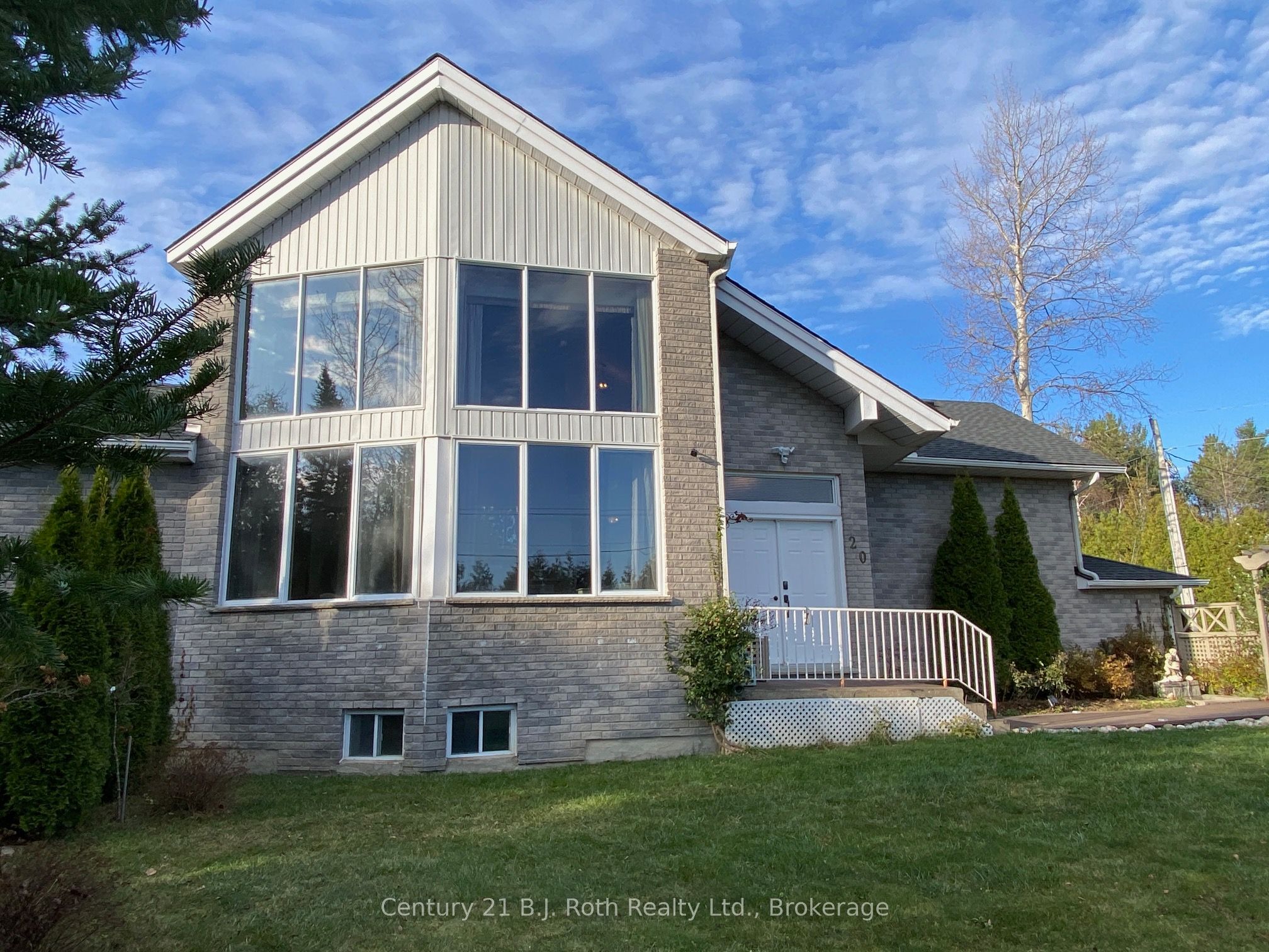 20 Grant Avenue, Tiny, ON L0L 1P1