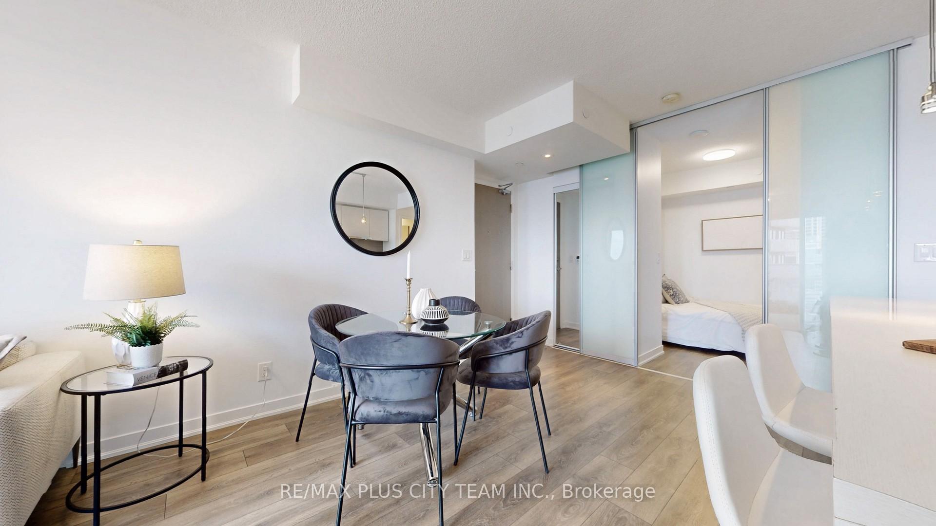 2 Bedrooms Condo at 100 Harbour, Toronto For sale