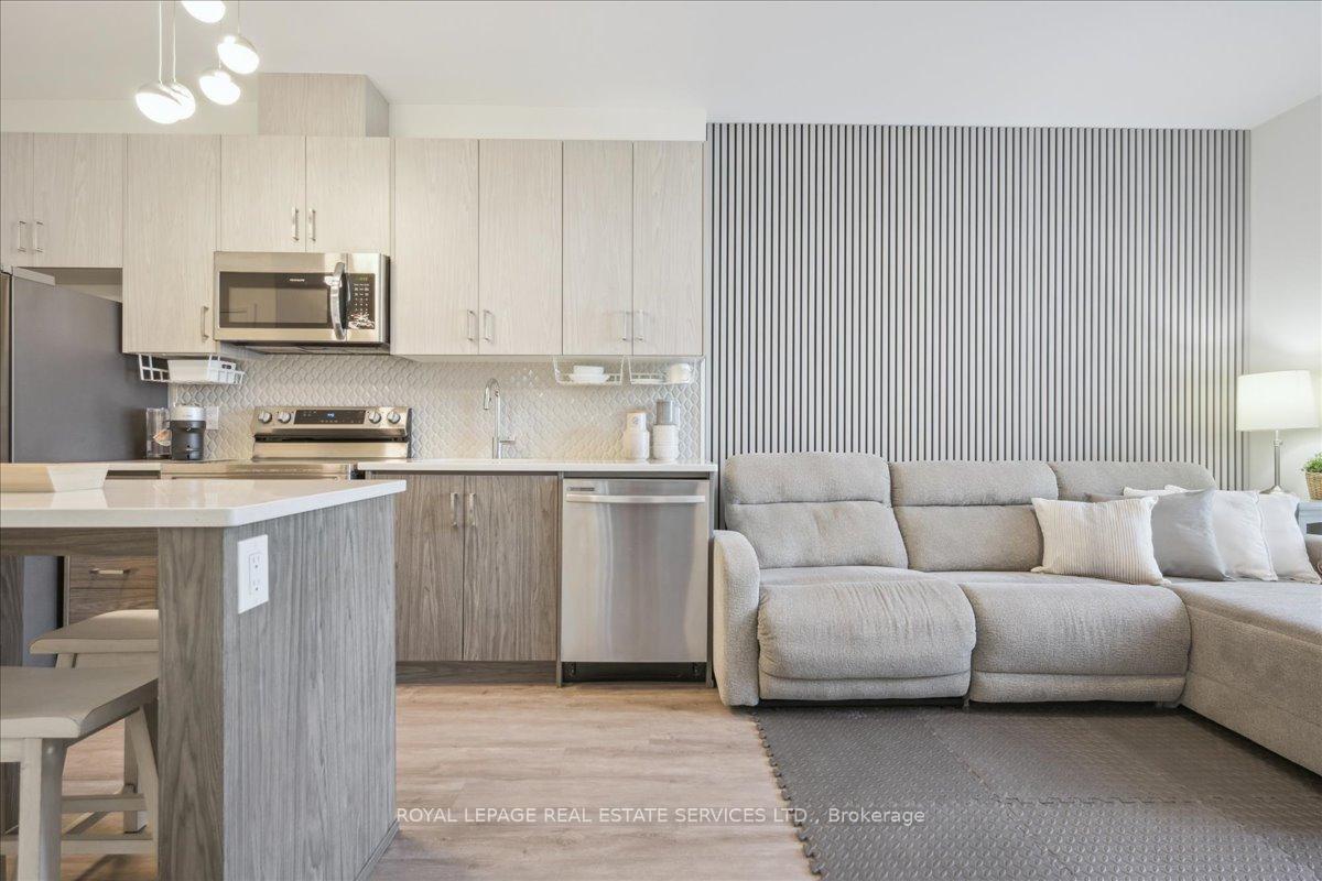 2 Bedrooms Condo at 95 DUNDAS, Oakville For sale