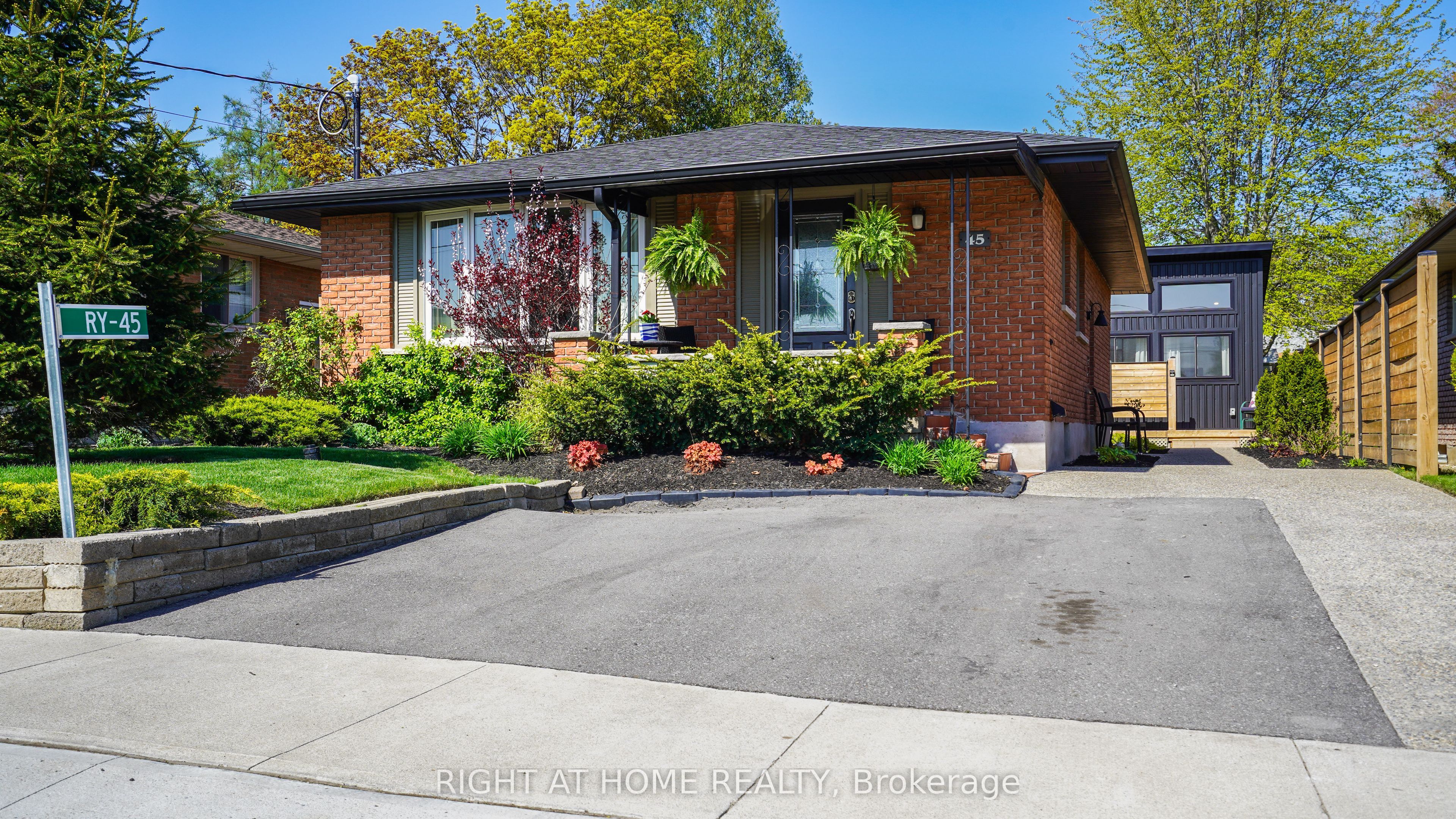 45 Bond Street, Kitchener, ON N2H 4S4