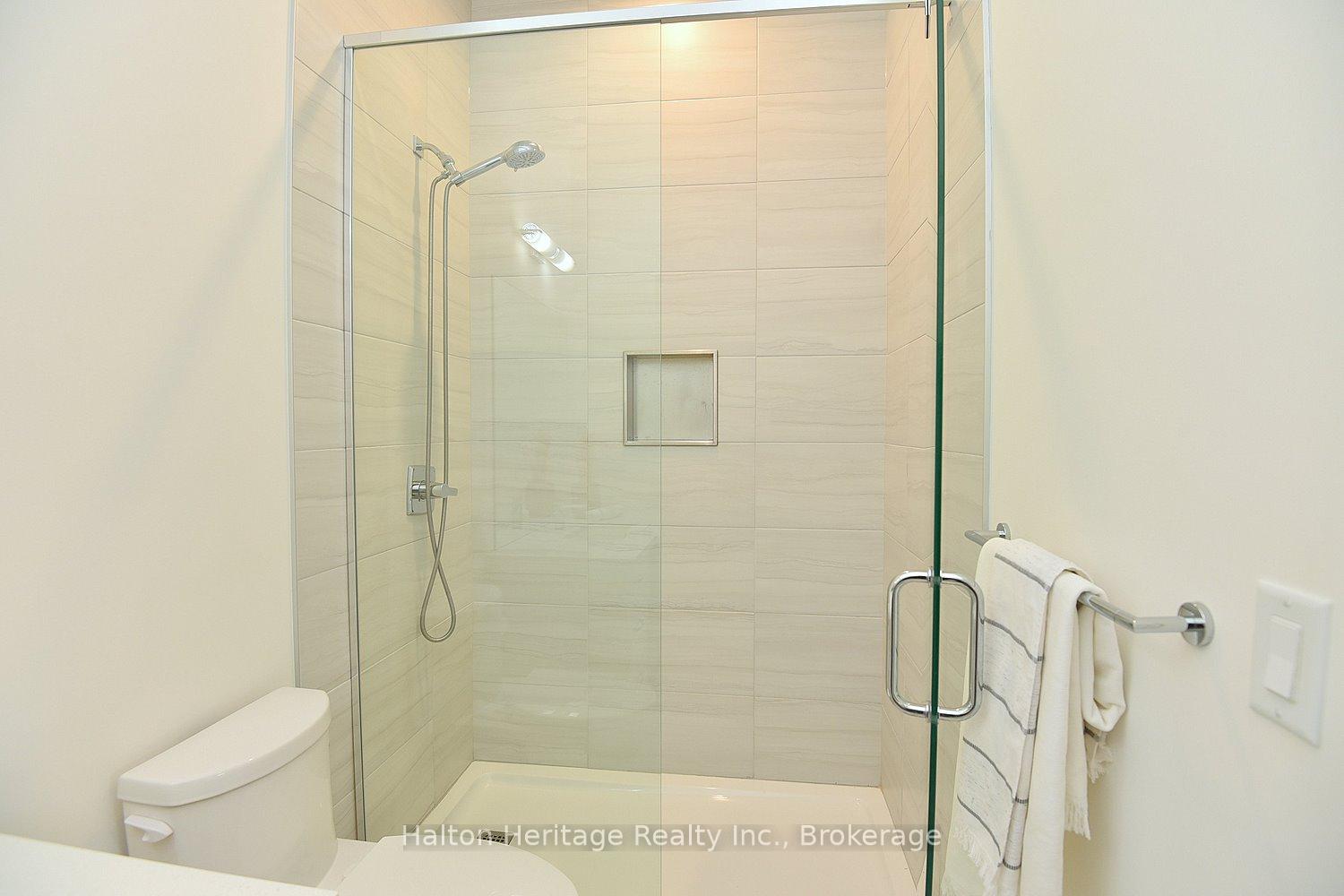 2 Bedrooms Condo at 30 Hamilton, Hamilton For sale