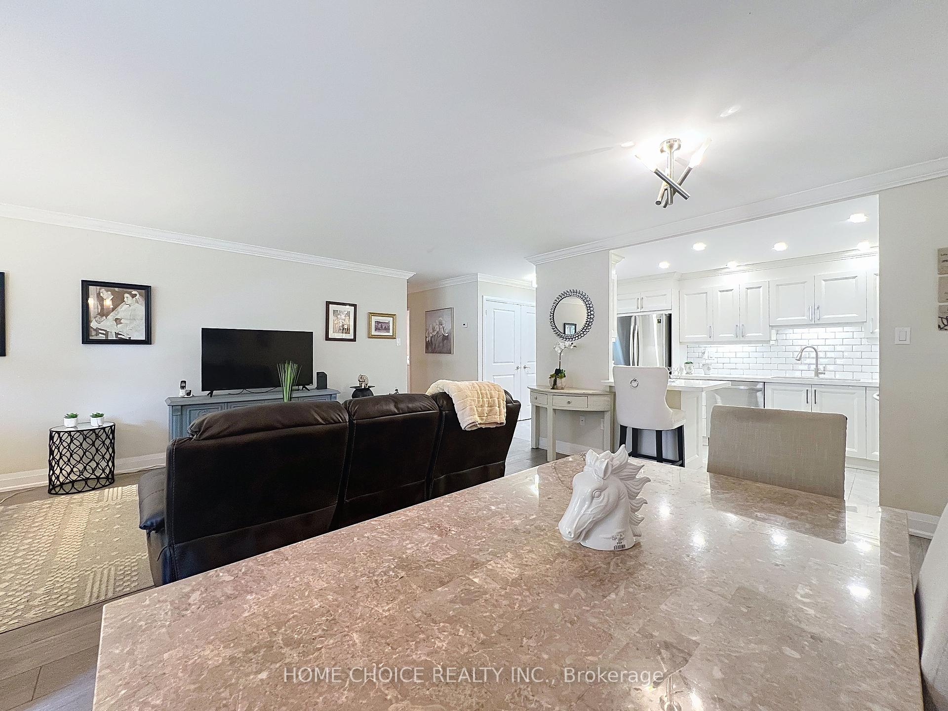3 Bedrooms Condo at 15 La Rose, Toronto For sale
