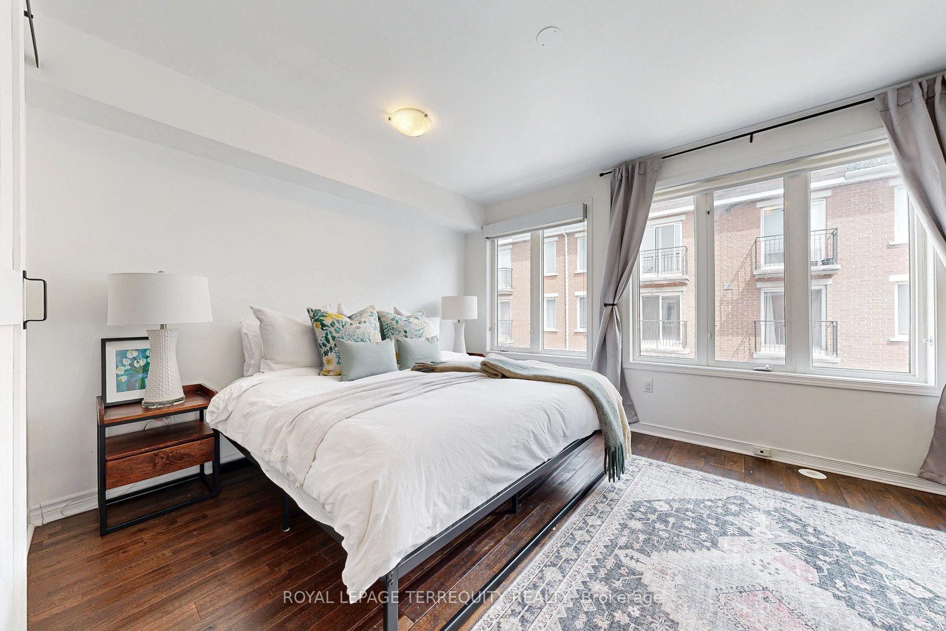 3 Bedrooms Condo at 25 Laidlaw, Toronto For sale
