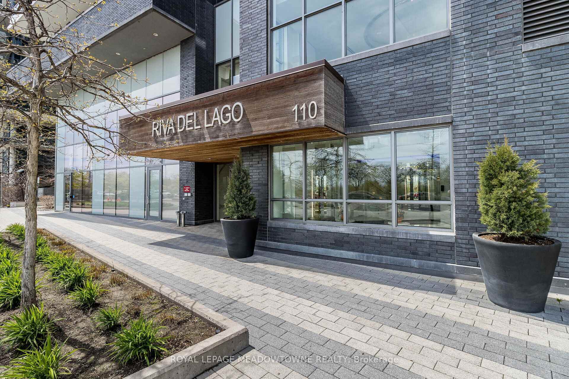 2 Bedrooms Condo at 110 Marine Parade, Toronto For sale