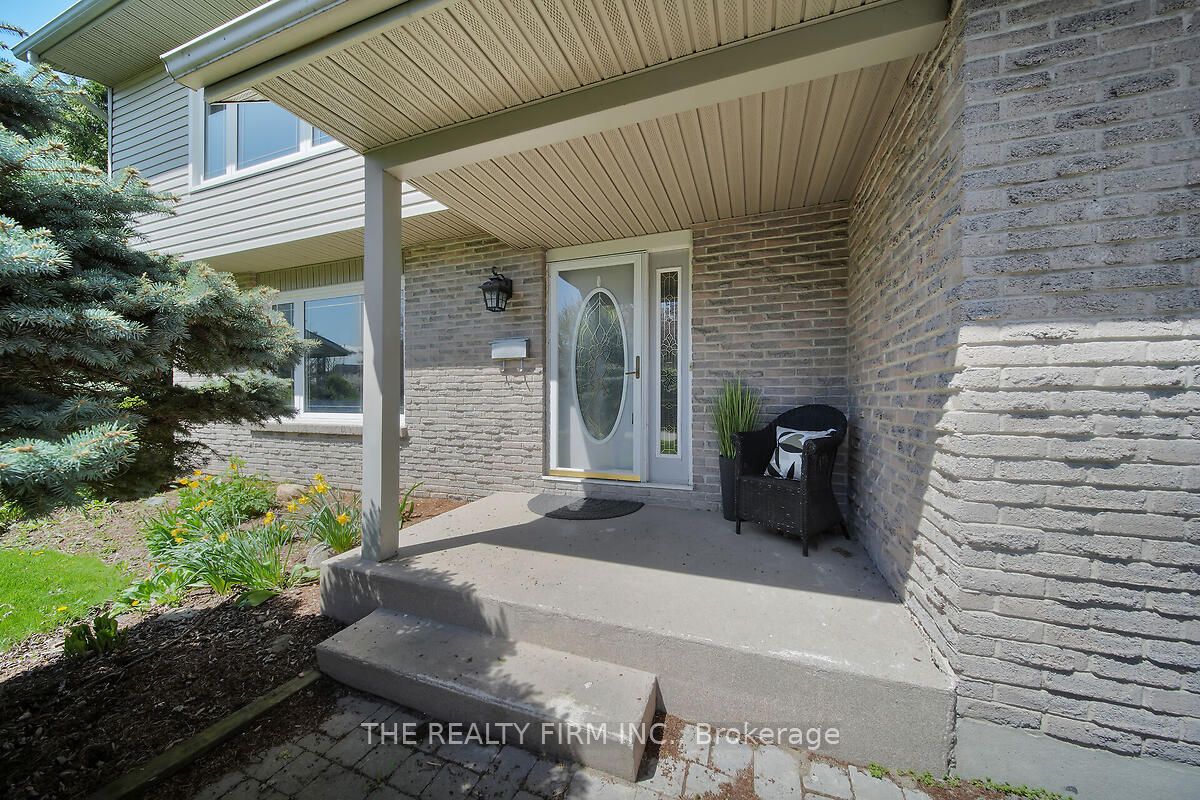 949 Farnham Place, London South, ON N6K 1S8
