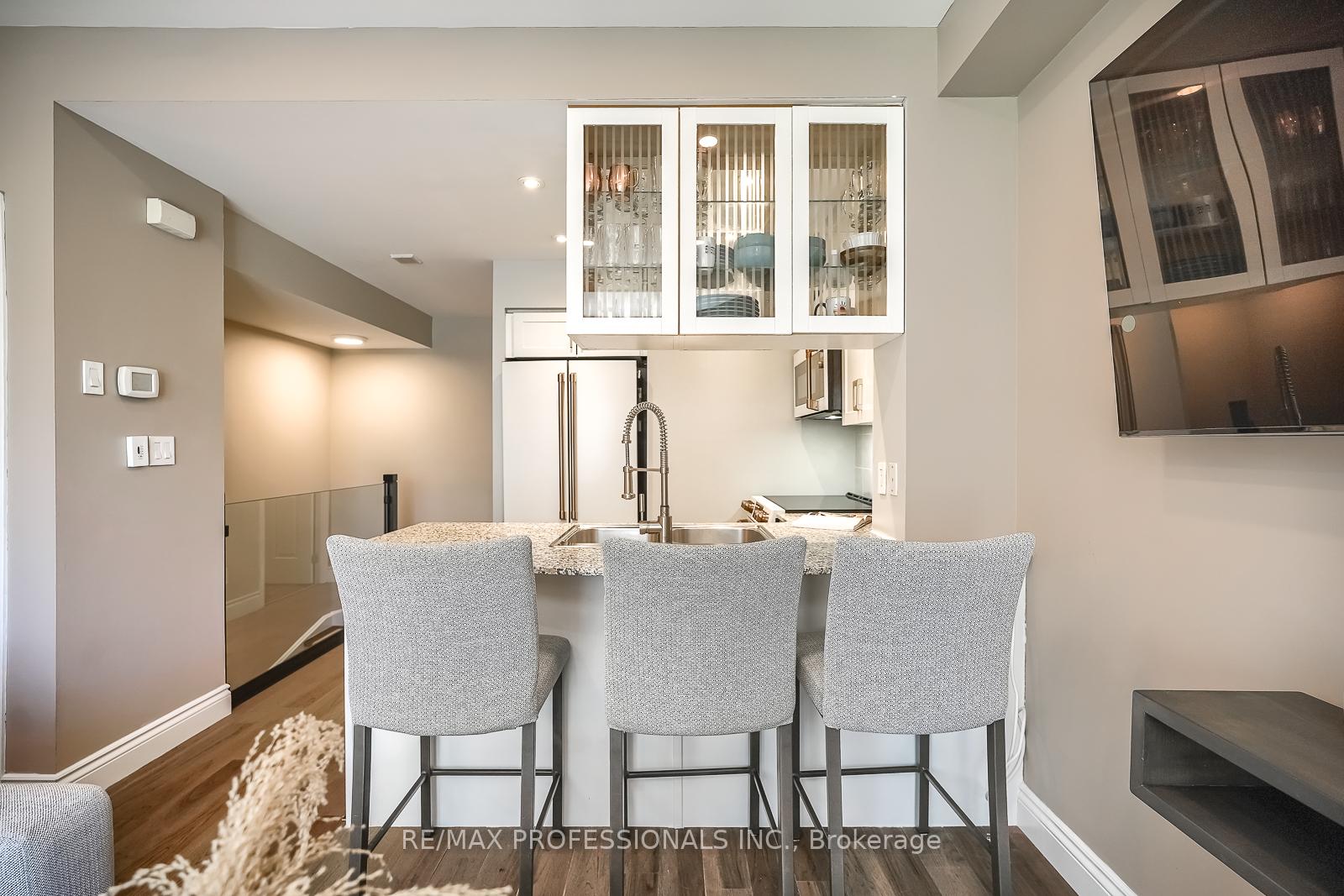 3 Bedrooms Condo at 32 Stadium, Toronto For sale