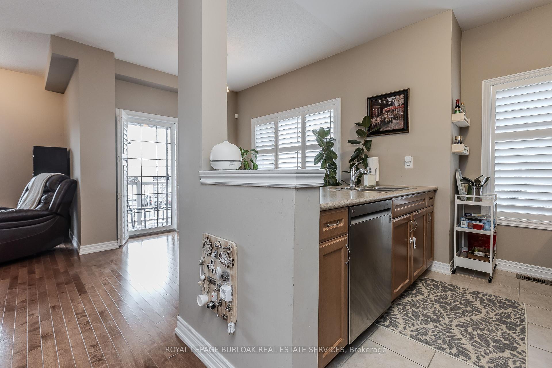3 Bedrooms Condo at 1401 Plains, Burlington For sale
