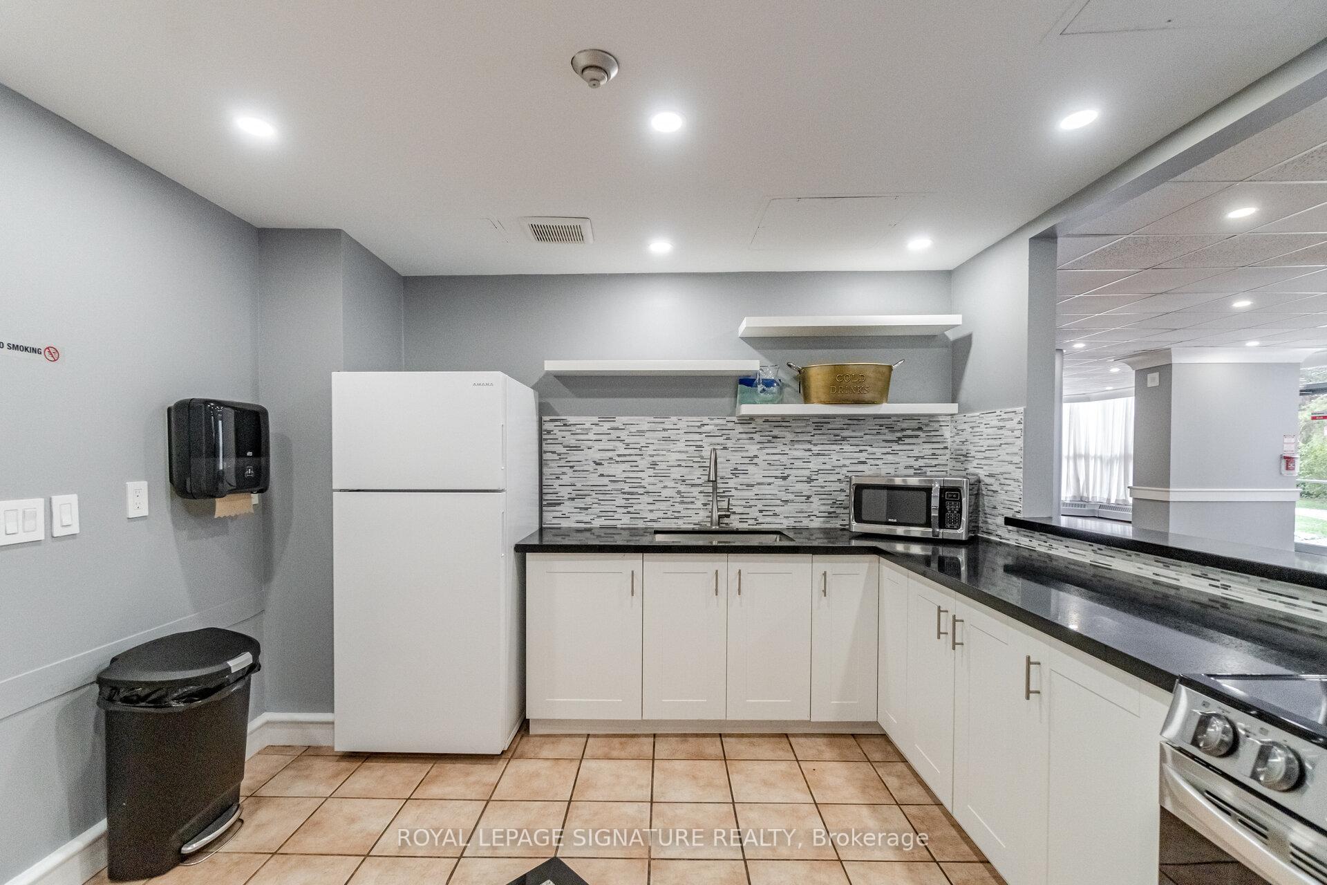 3 Bedrooms Condo at 250 Webb, Mississauga For sale