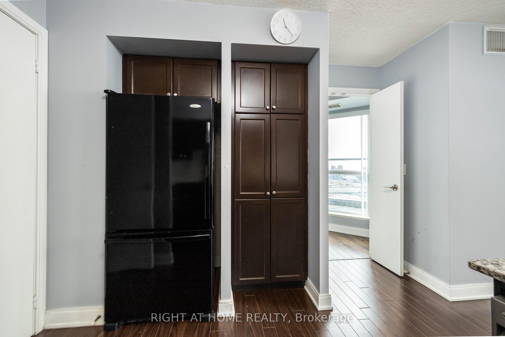 3 Bedrooms Condo at 125 Village Green,  Toronto For sale