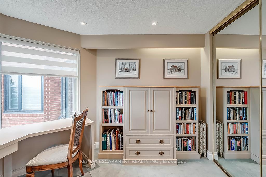 2 Bedrooms Condo at 2220 Lakeshore, Burlington For sale
