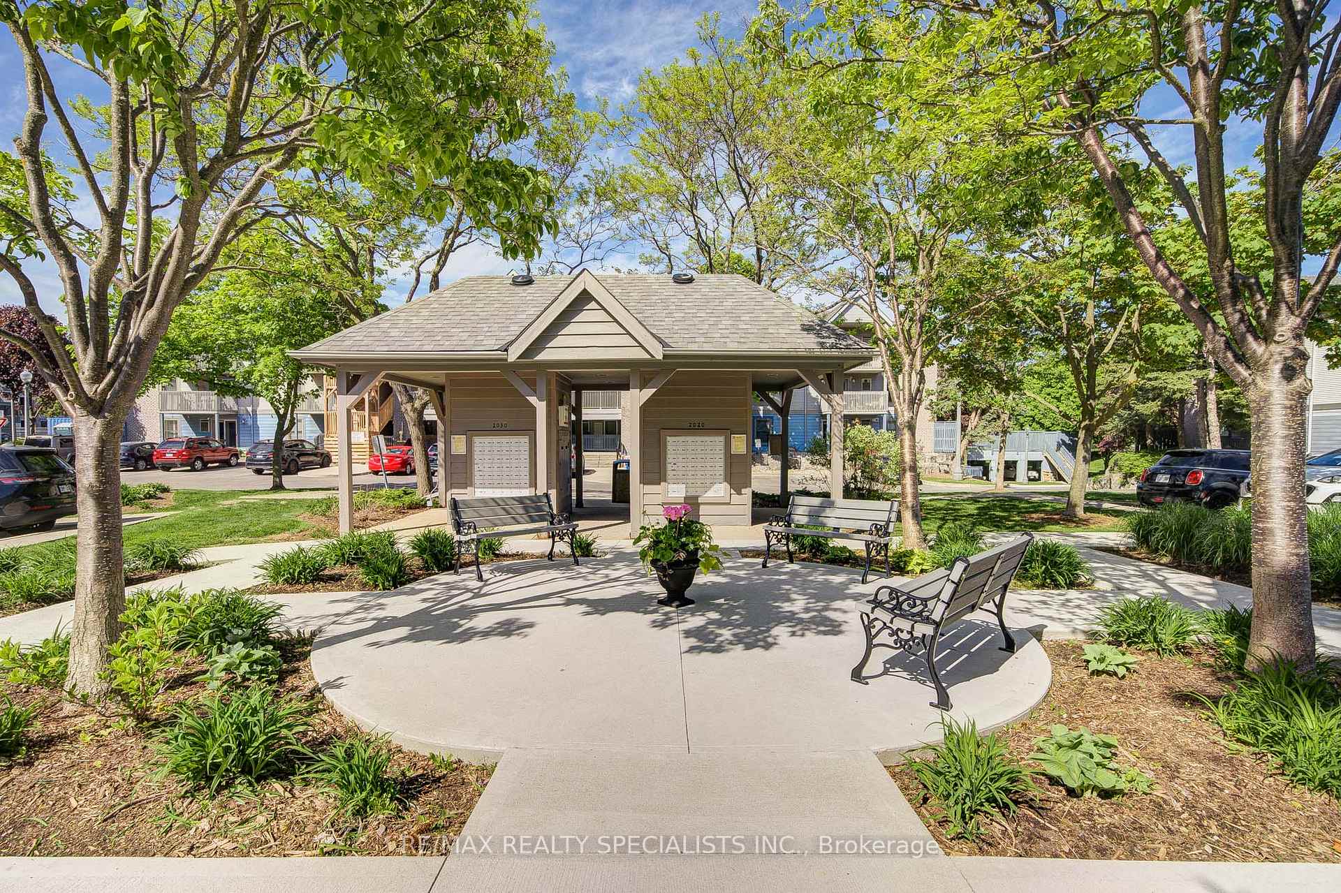2 Bedrooms Condo at 2030 Cleaver, Burlington For sale