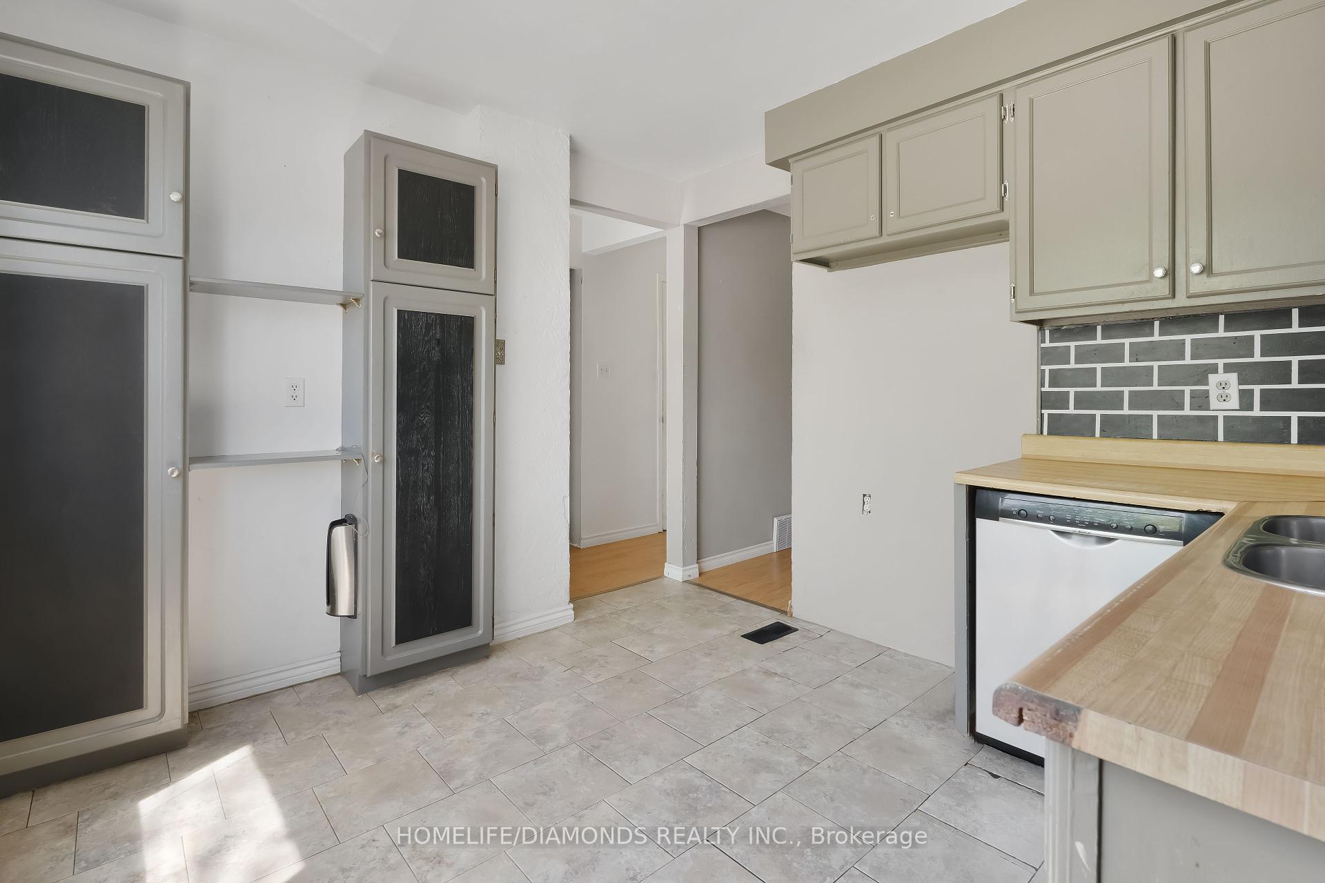 3 Bedrooms Condo at 262 KENORA, Hamilton For sale