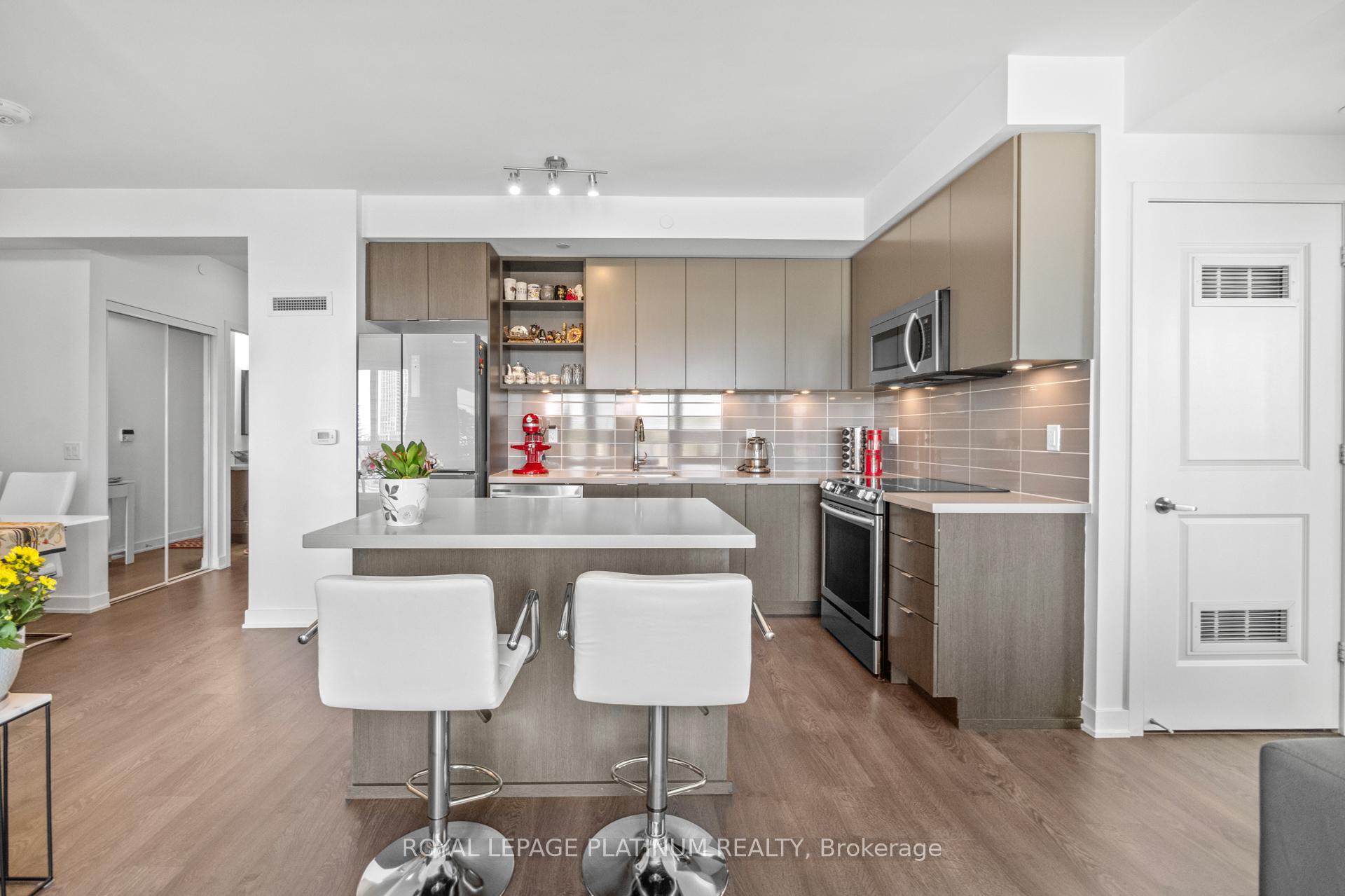 3 Bedrooms Condo at 4699 Glen Erin, Mississauga For sale