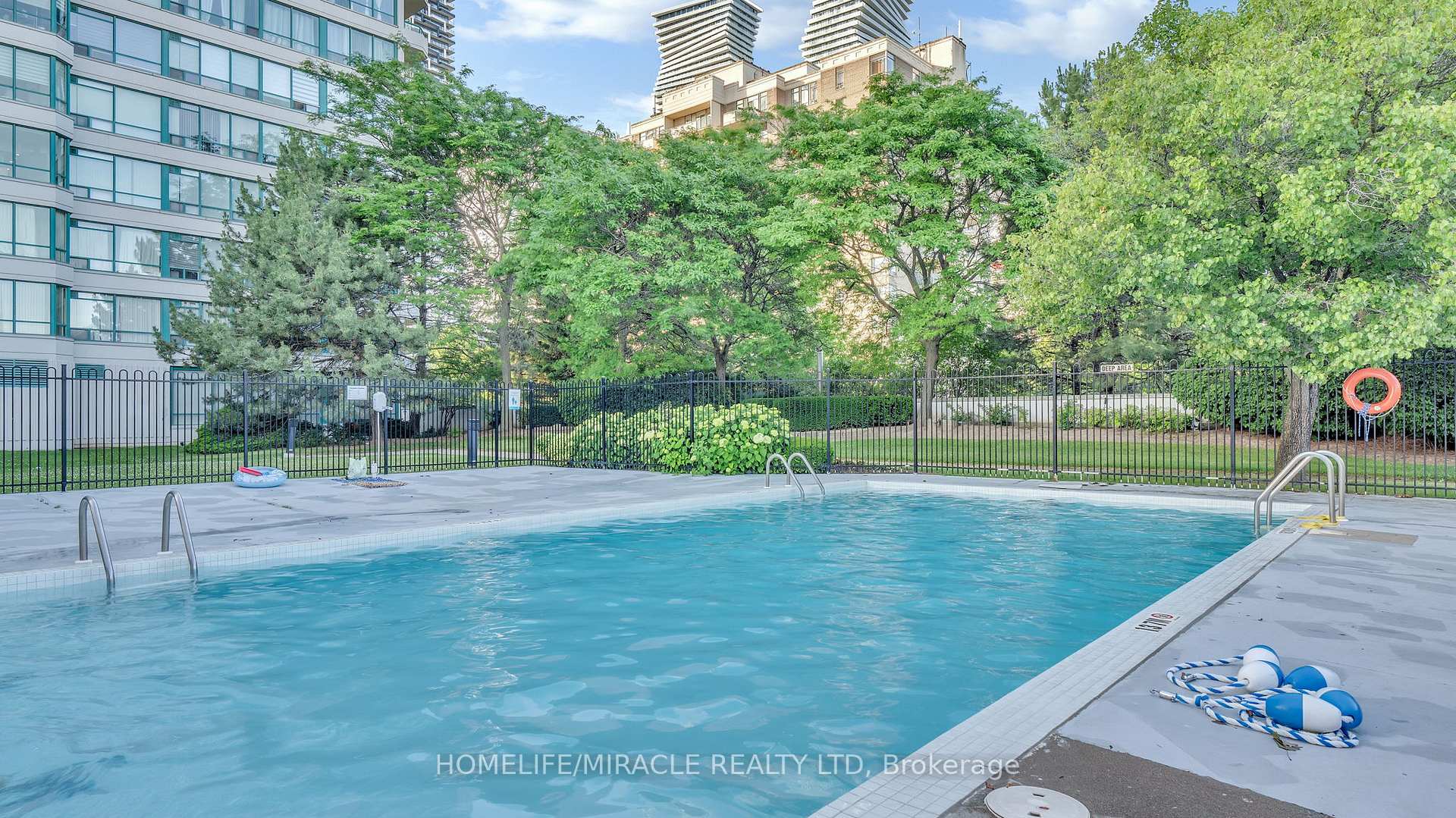 3 Bedrooms Condo at 550 Webb, Mississauga For sale