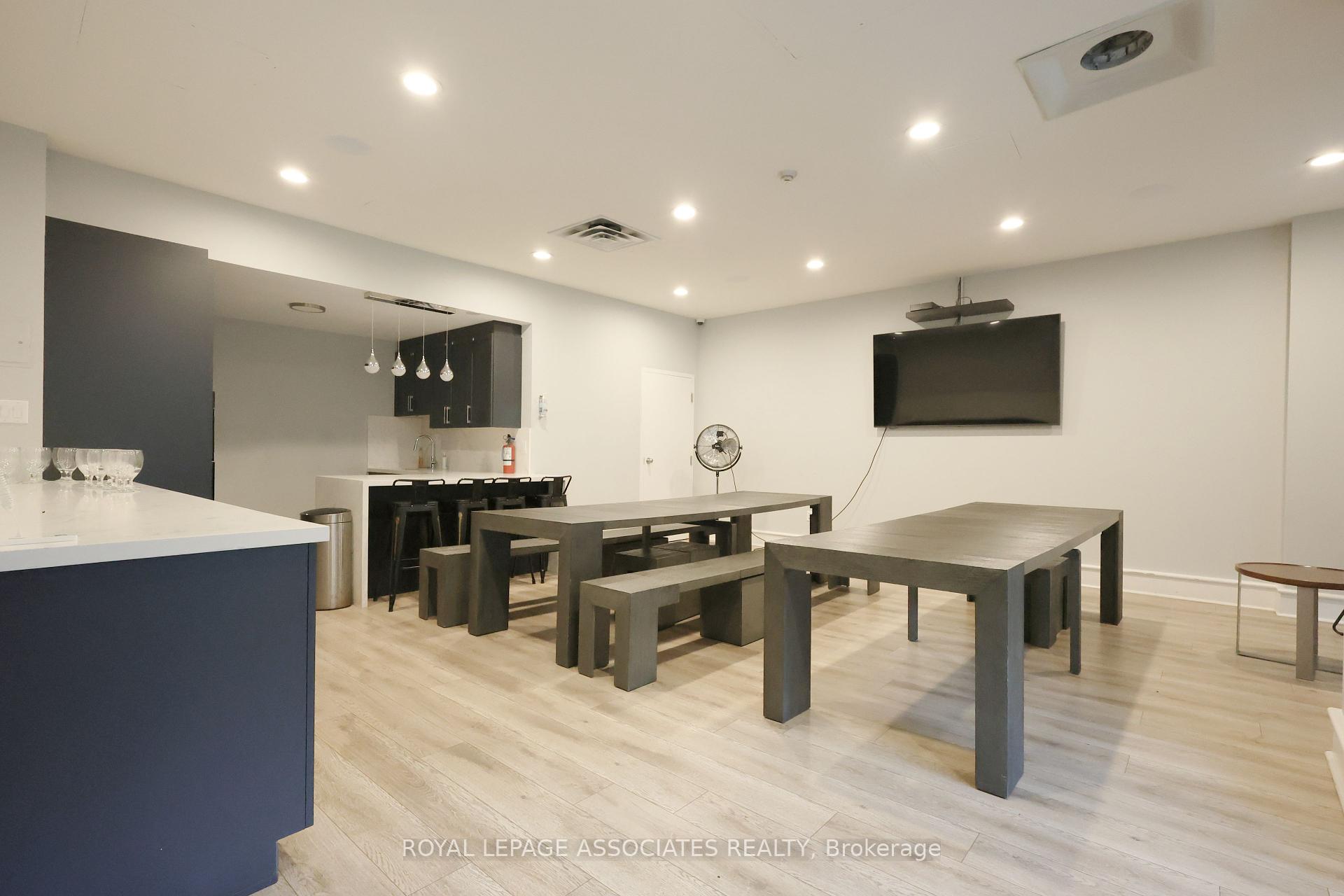 1 Bedroom Condo at 21 Overlea, Toronto For sale