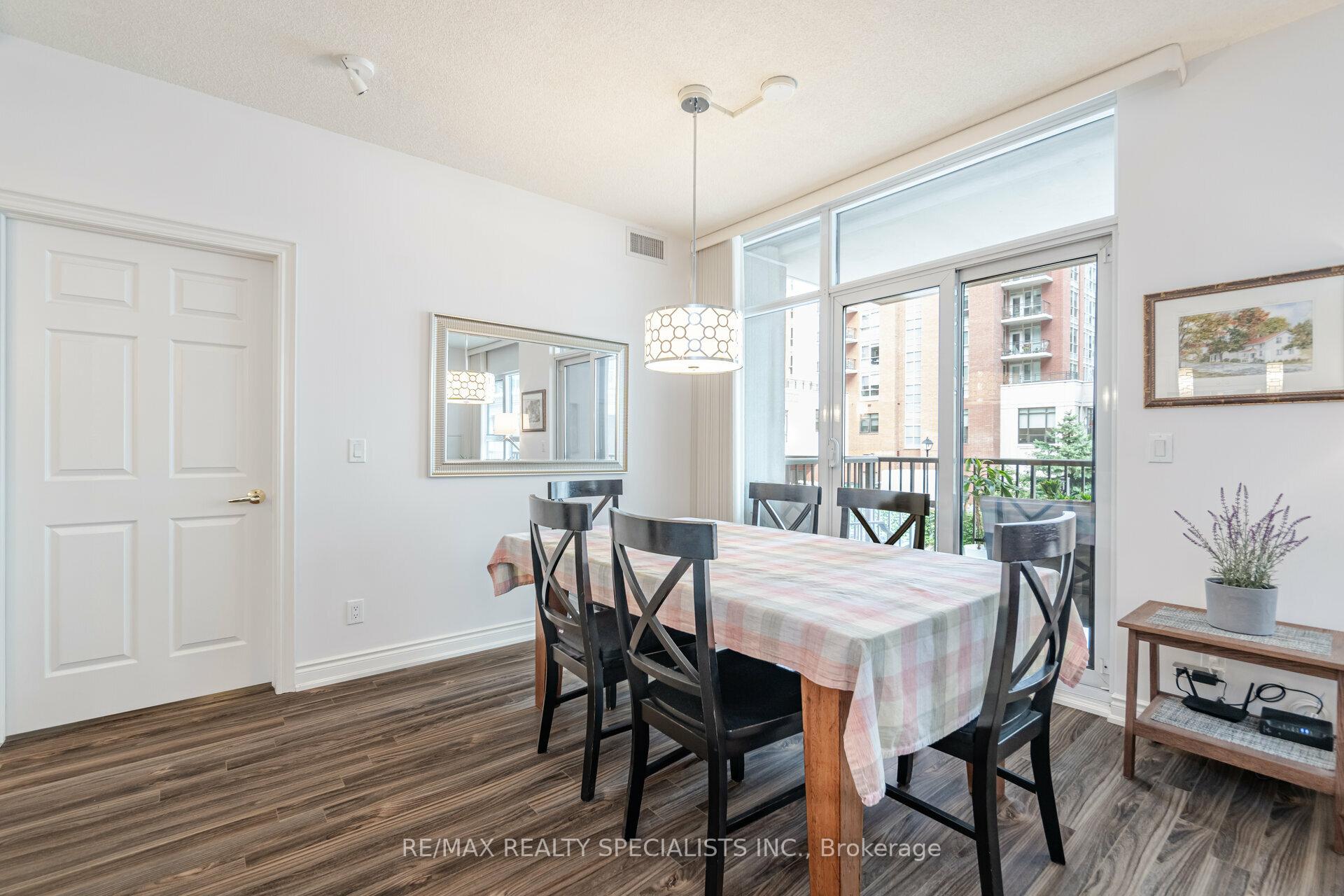 3 Bedrooms Condo at 399 Elizabeth, Burlington For sale