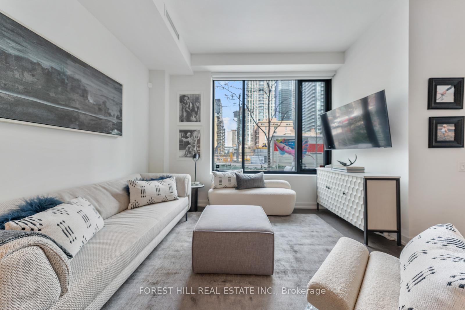 2 Bedrooms Condo at 161 Roehampton, Toronto For sale