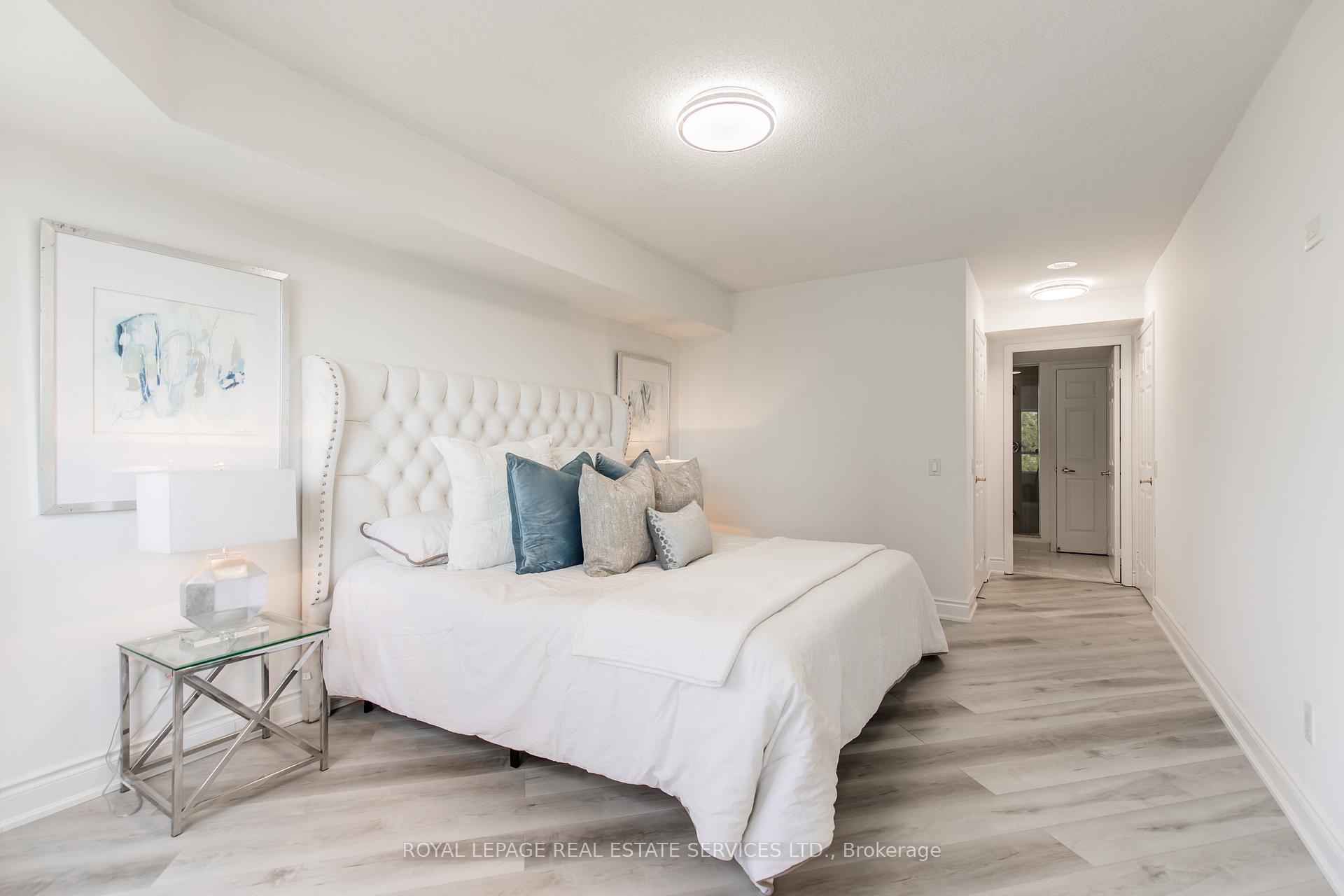 3 Bedrooms Condo at 25 Kingsbridge Garden, Mississauga For sale