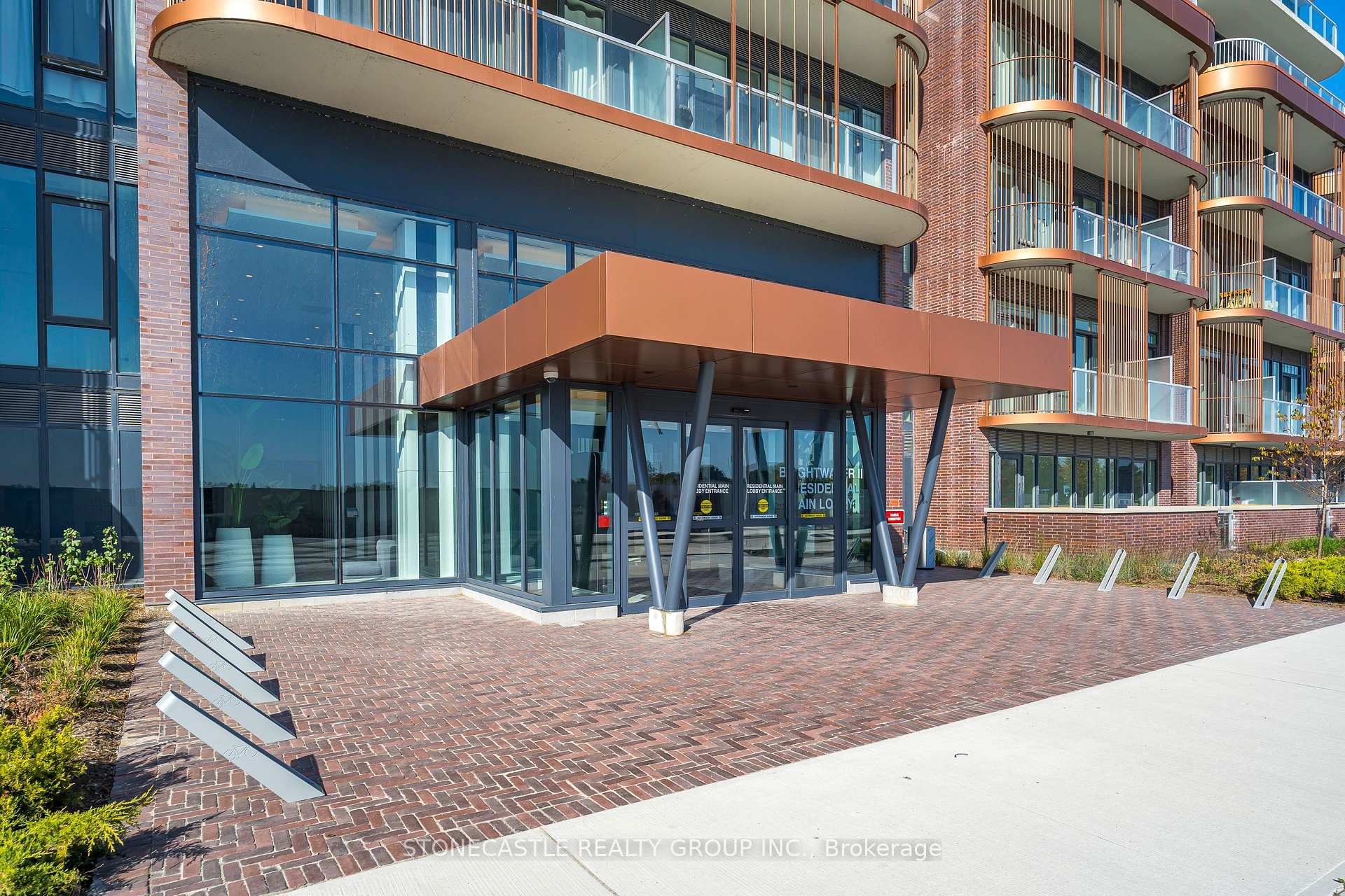 3 Bedrooms Condo at 220 Missinnihe, Mississauga For sale