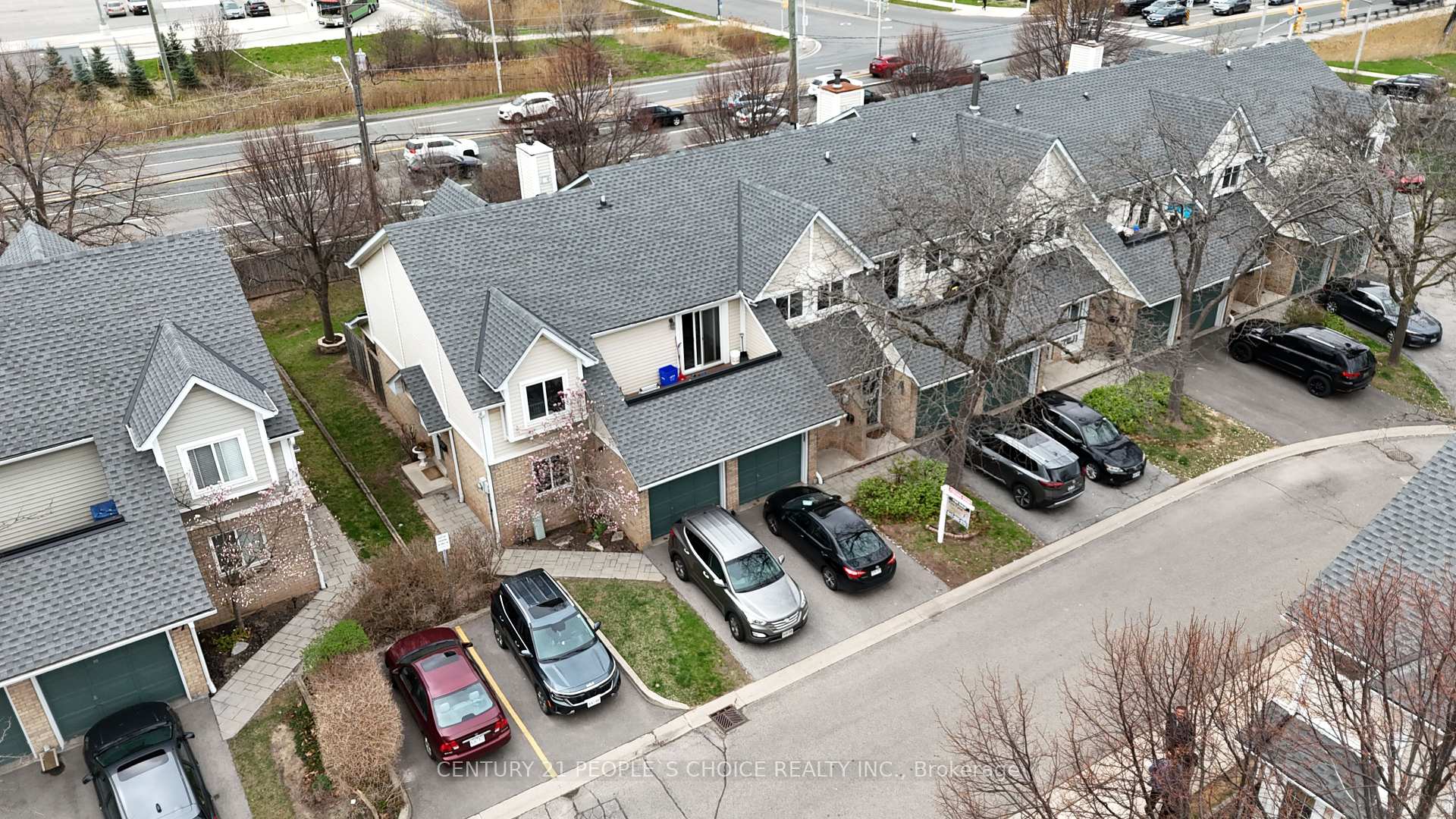3 Bedrooms Condo at 2530 Northampton, Burlington For sale