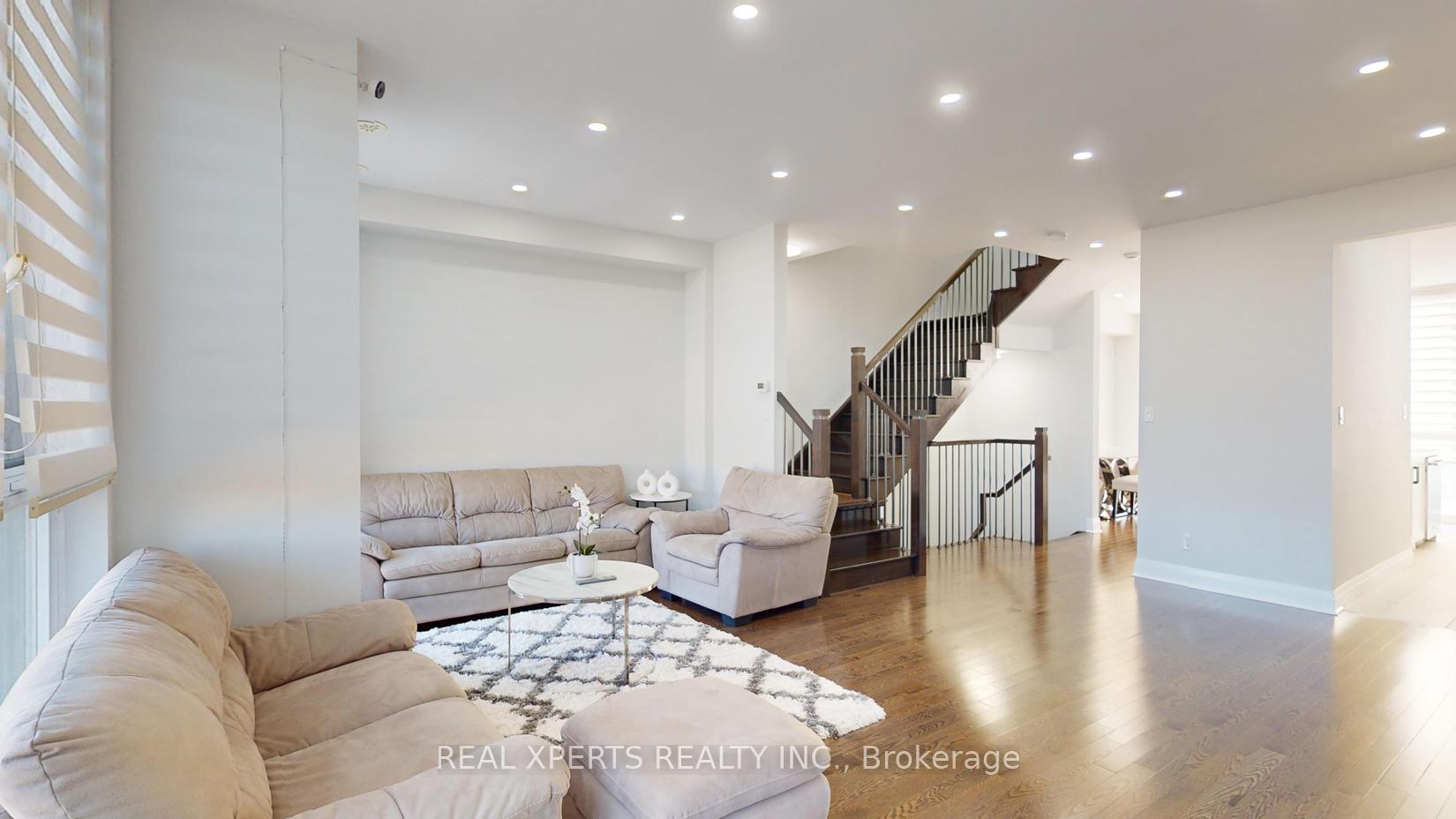 4 Bedrooms Condo at 90 Little Creek,  Mississauga For sale