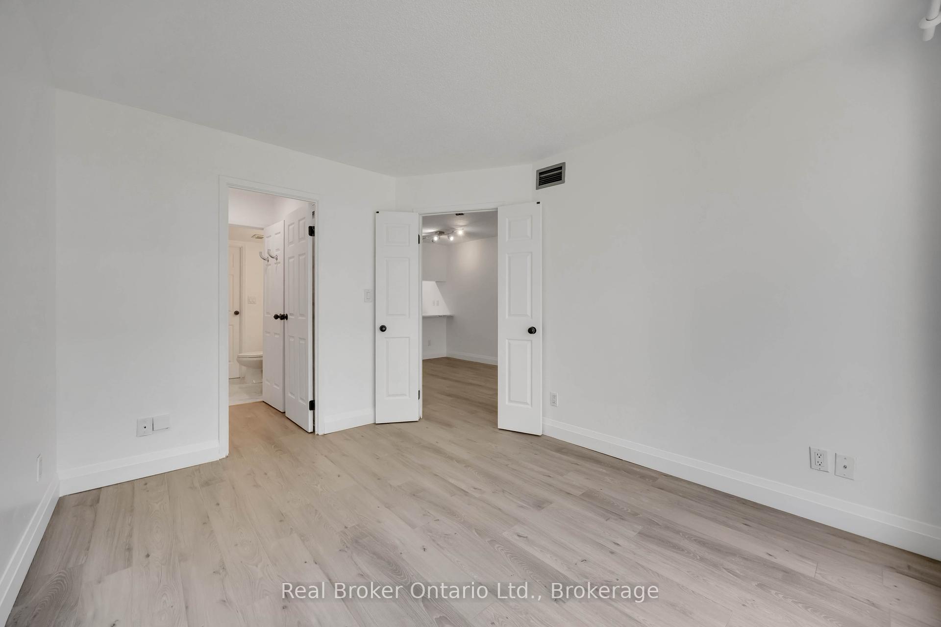 2 Bedrooms Condo at 222 The Esplanade, Toronto For sale