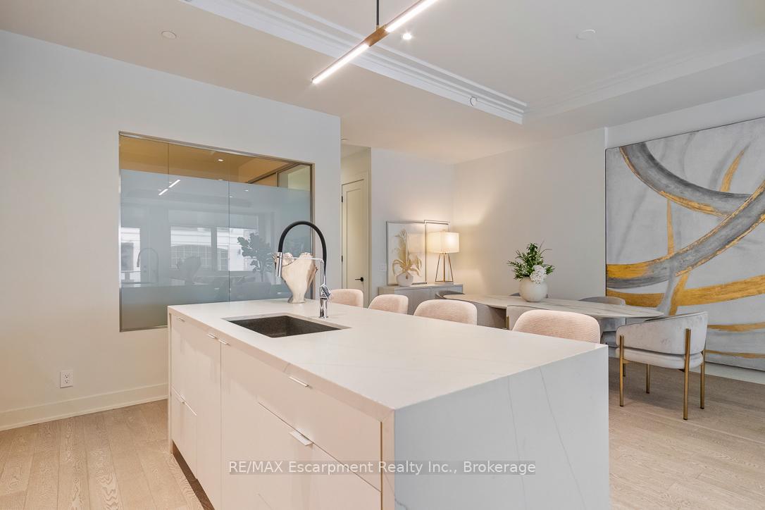 3 Bedrooms Condo at 123 Maurice, Oakville For sale