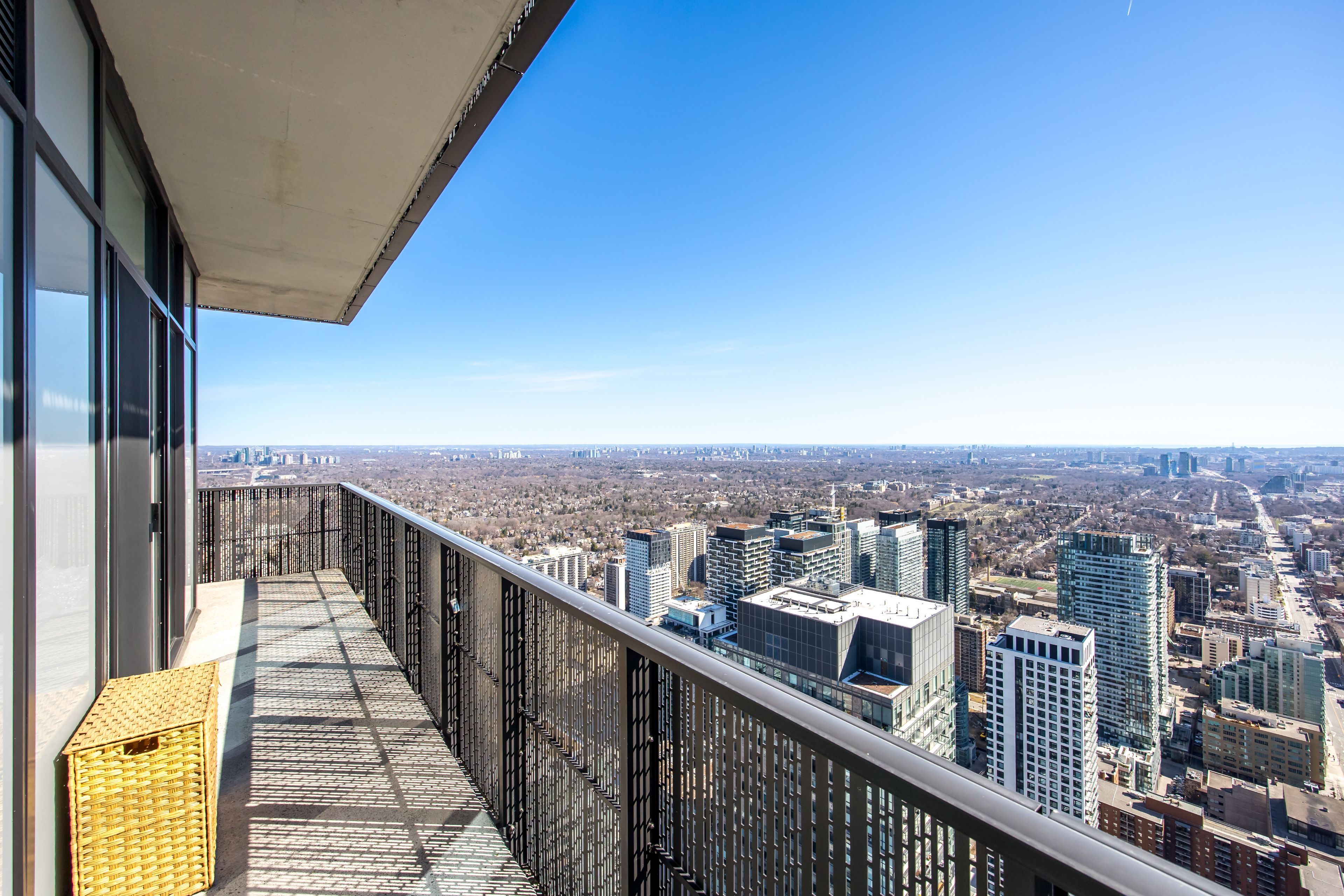 8 Eglinton Avenue E 5807