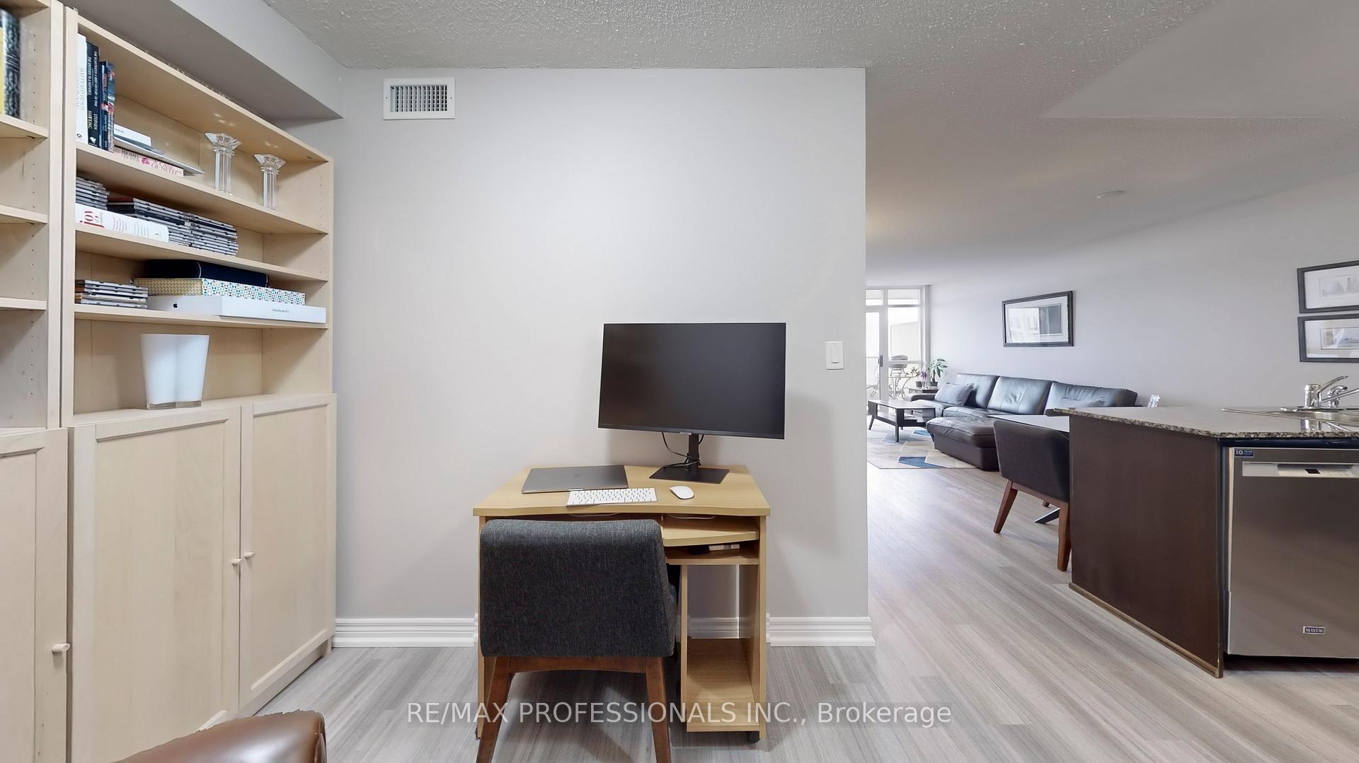 2 Bedrooms Co-op at 310 Burnhamthorpe, Mississauga For sale