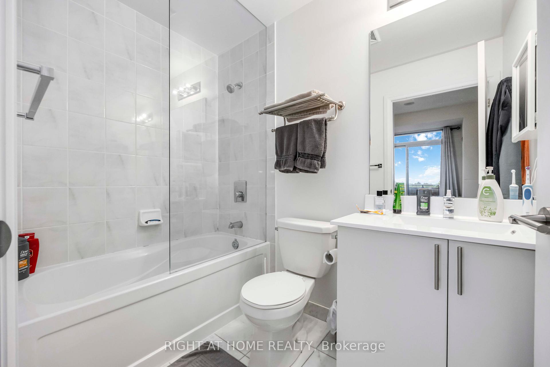 2 Bedrooms Co-op at 520 Steeles, Vaughan For sale
