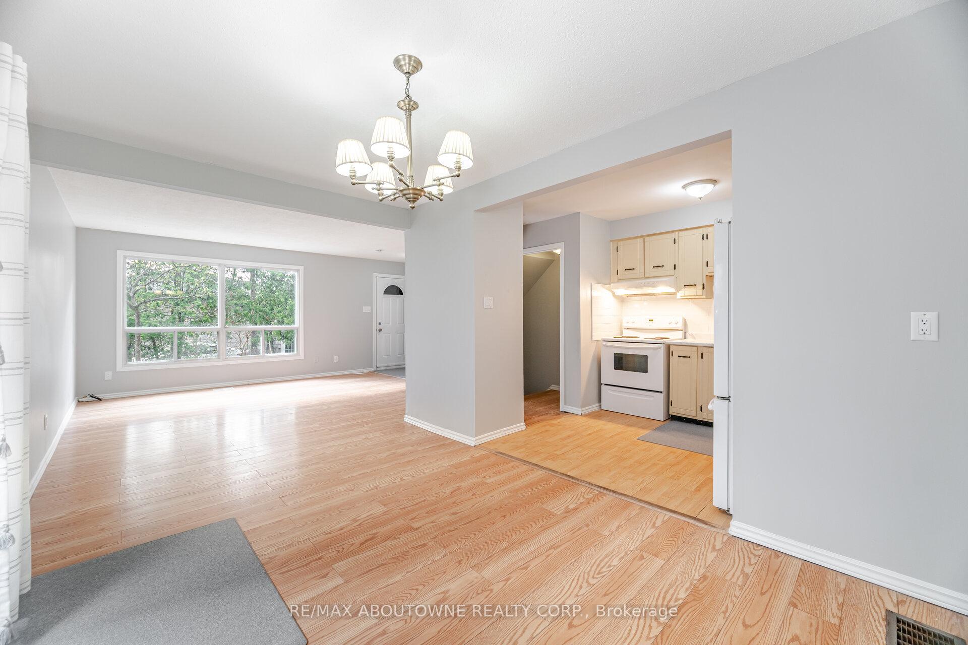 3 Bedrooms Condo at 961 Francis,  Burlington For sale