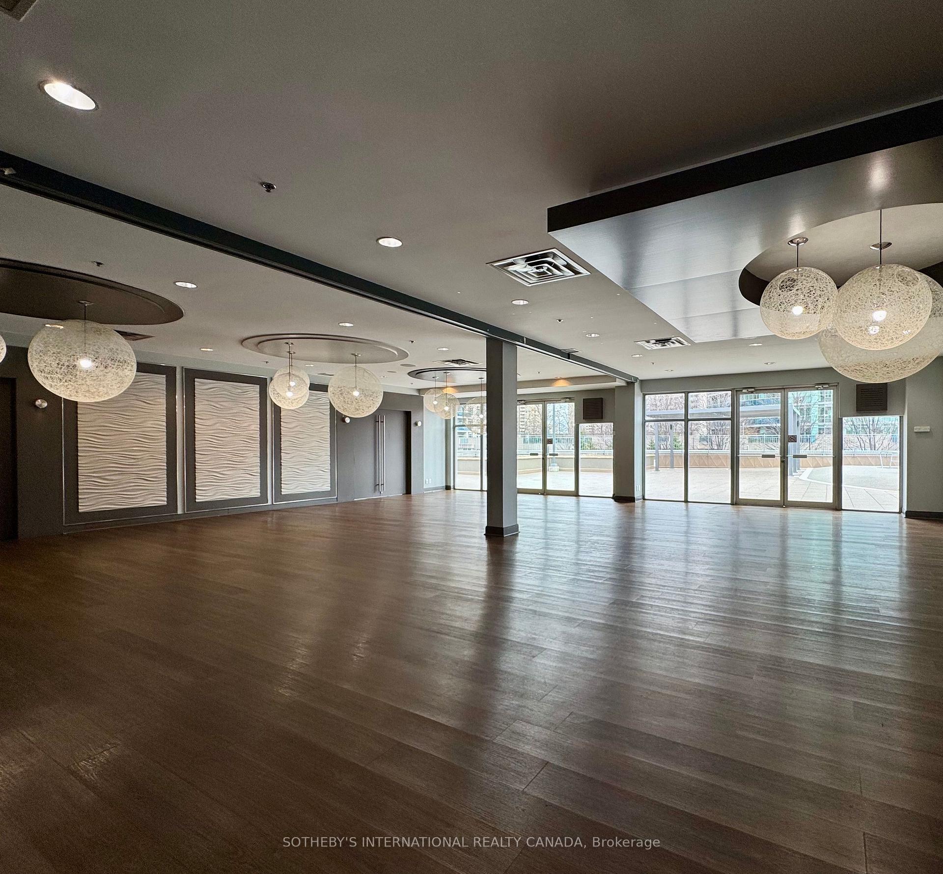 2 Bedrooms Condo at 70 Absolute, Mississauga For sale