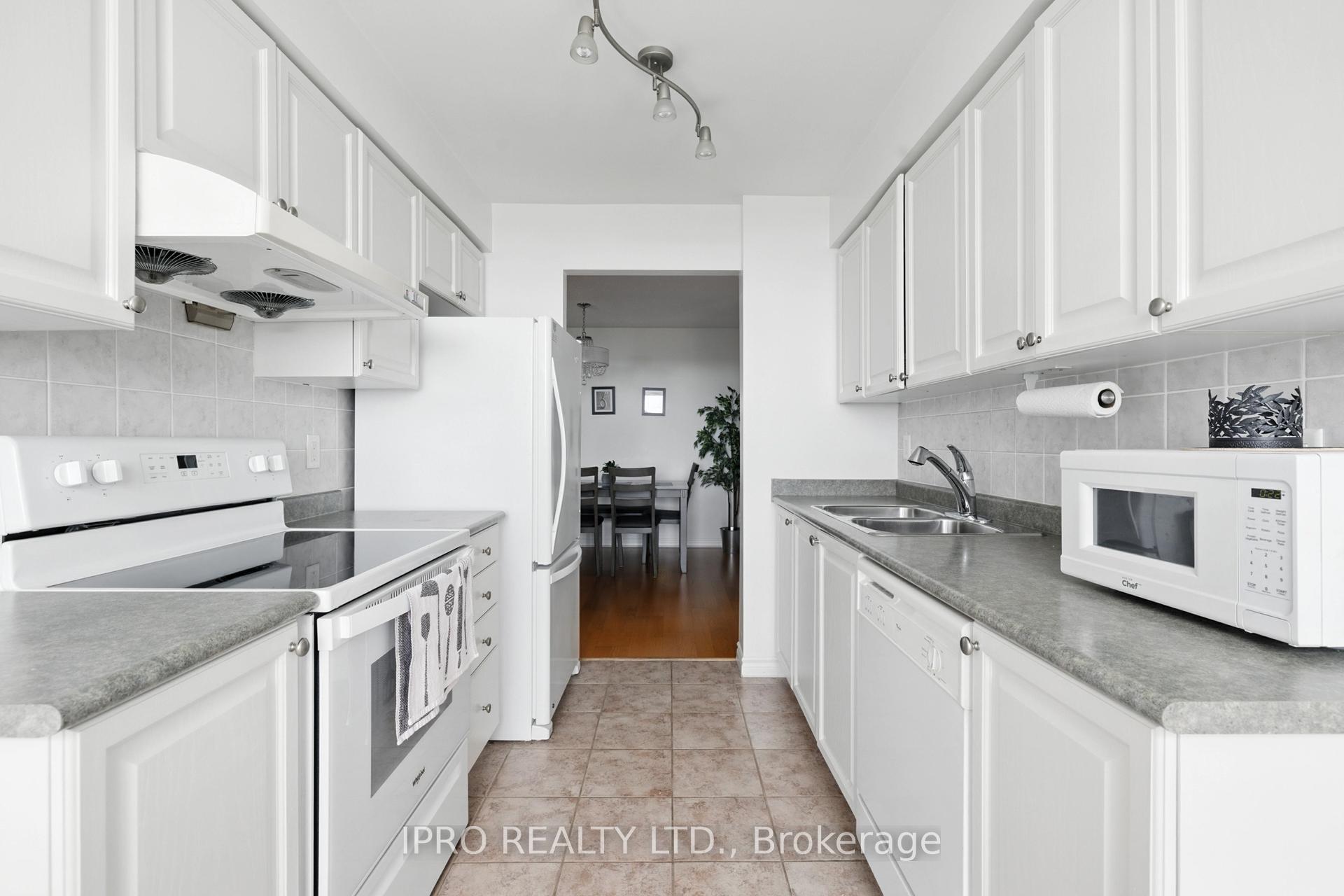 3 Bedrooms Condo at 61 Town Centre, Toronto For sale