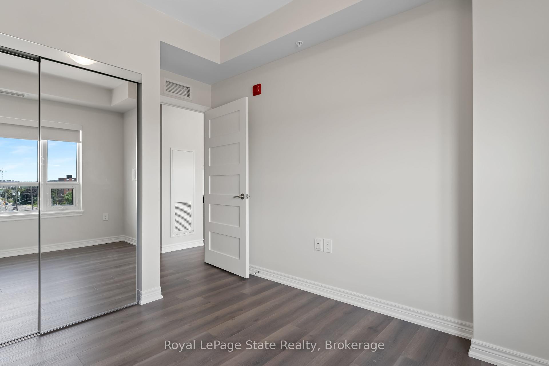 2 Bedrooms Condo at 121 8,  Hamilton For sale