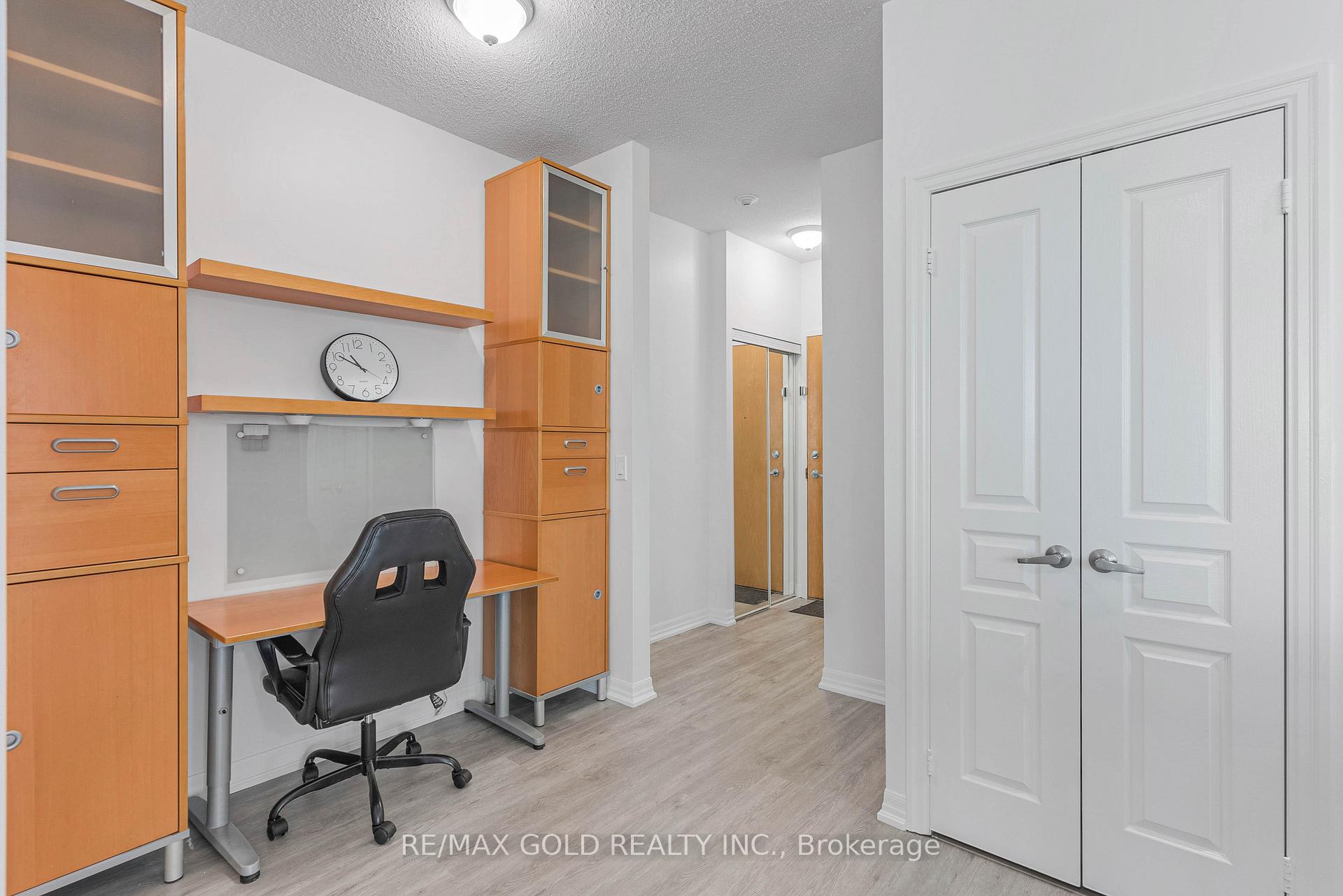 3 Bedrooms Condo at 3939 Duke Of York, Mississauga For sale