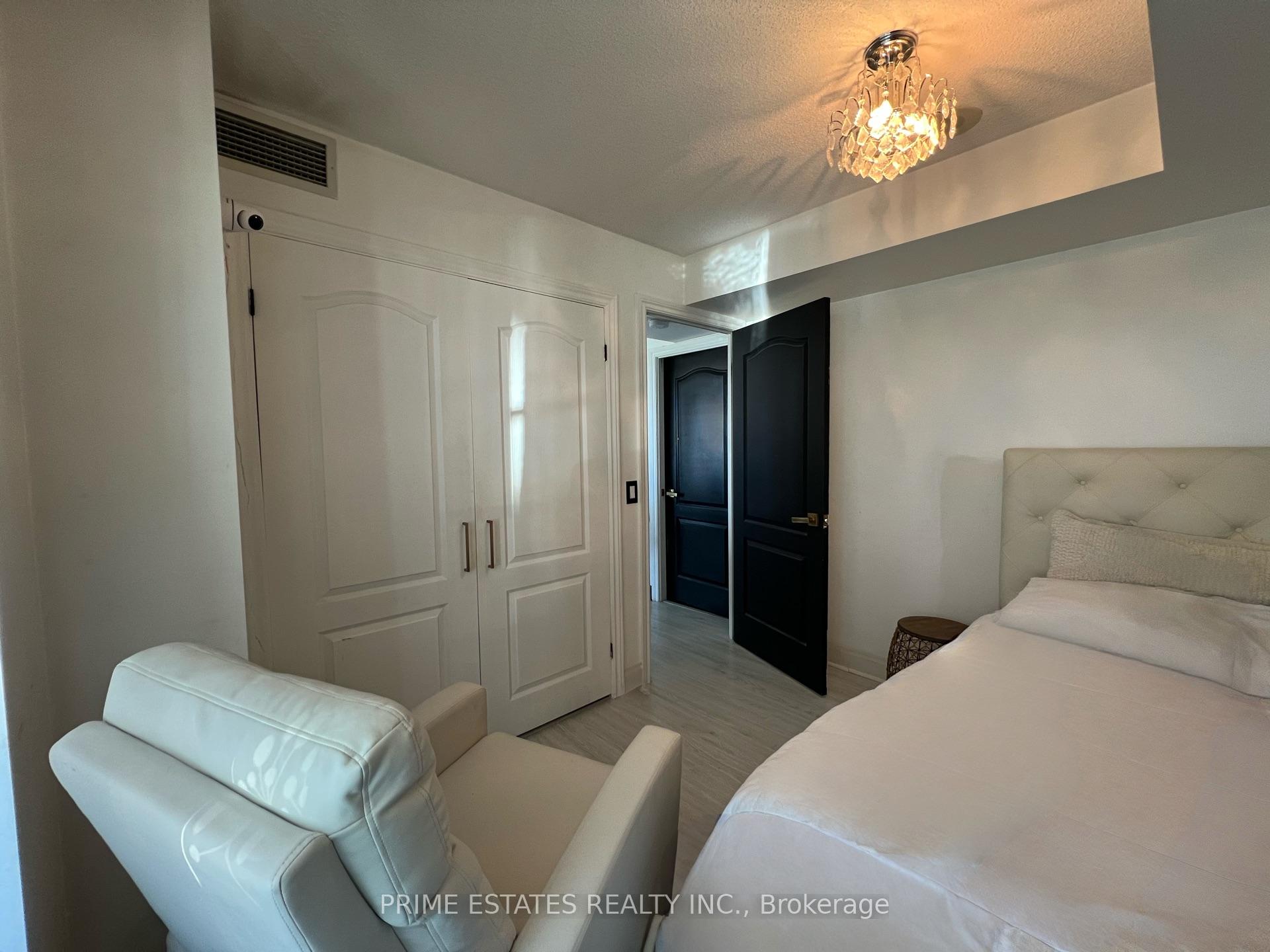 2 Bedrooms Condo at 70 Town Centre,  Toronto For sale