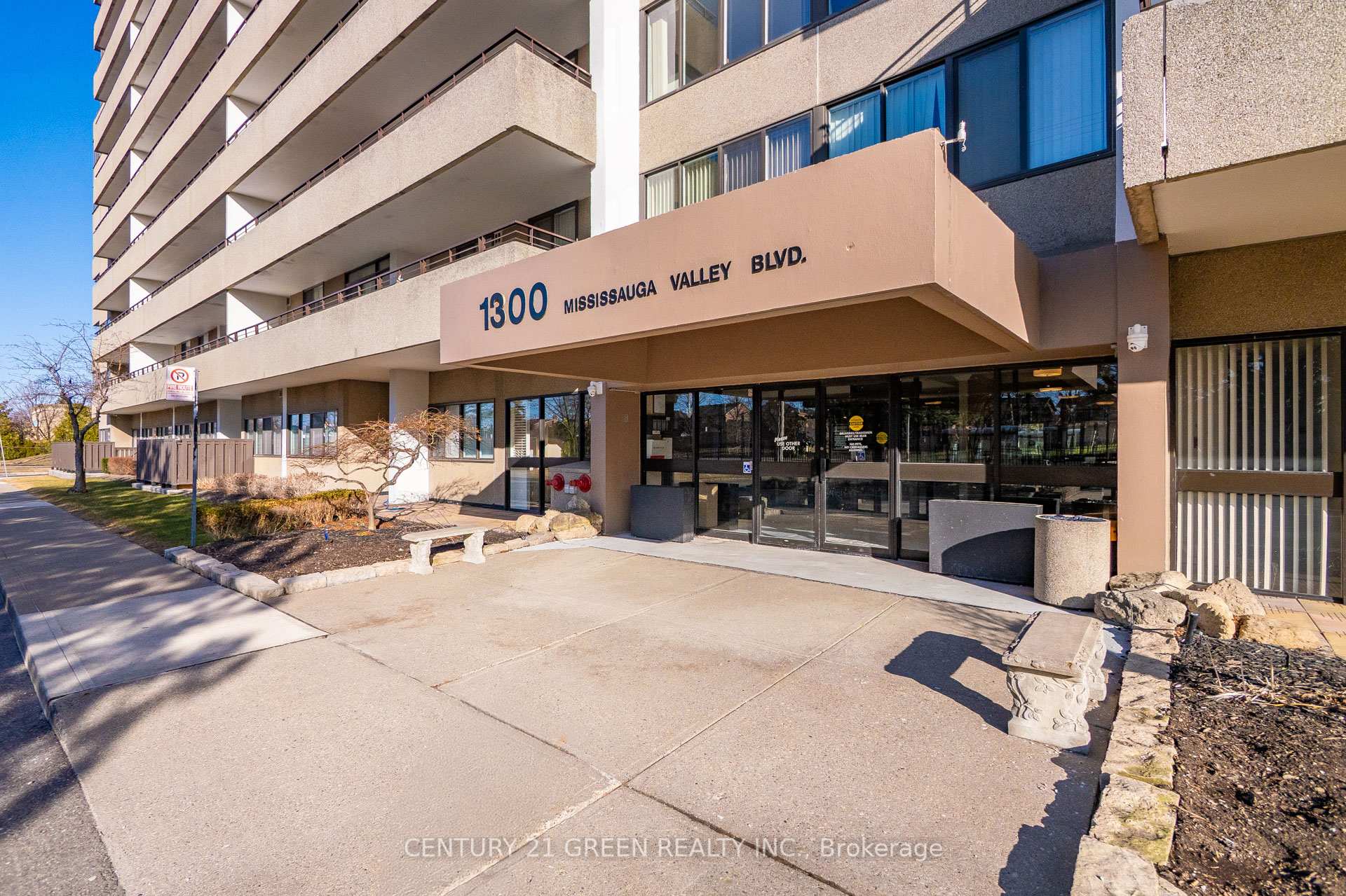 4 Bedrooms Condo at 1300 Mississauga Valleys, Mississauga For sale