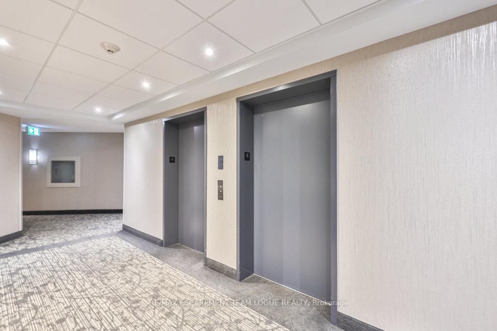 2 Bedrooms Condo at 2511 Lakeshore, Oakville For sale