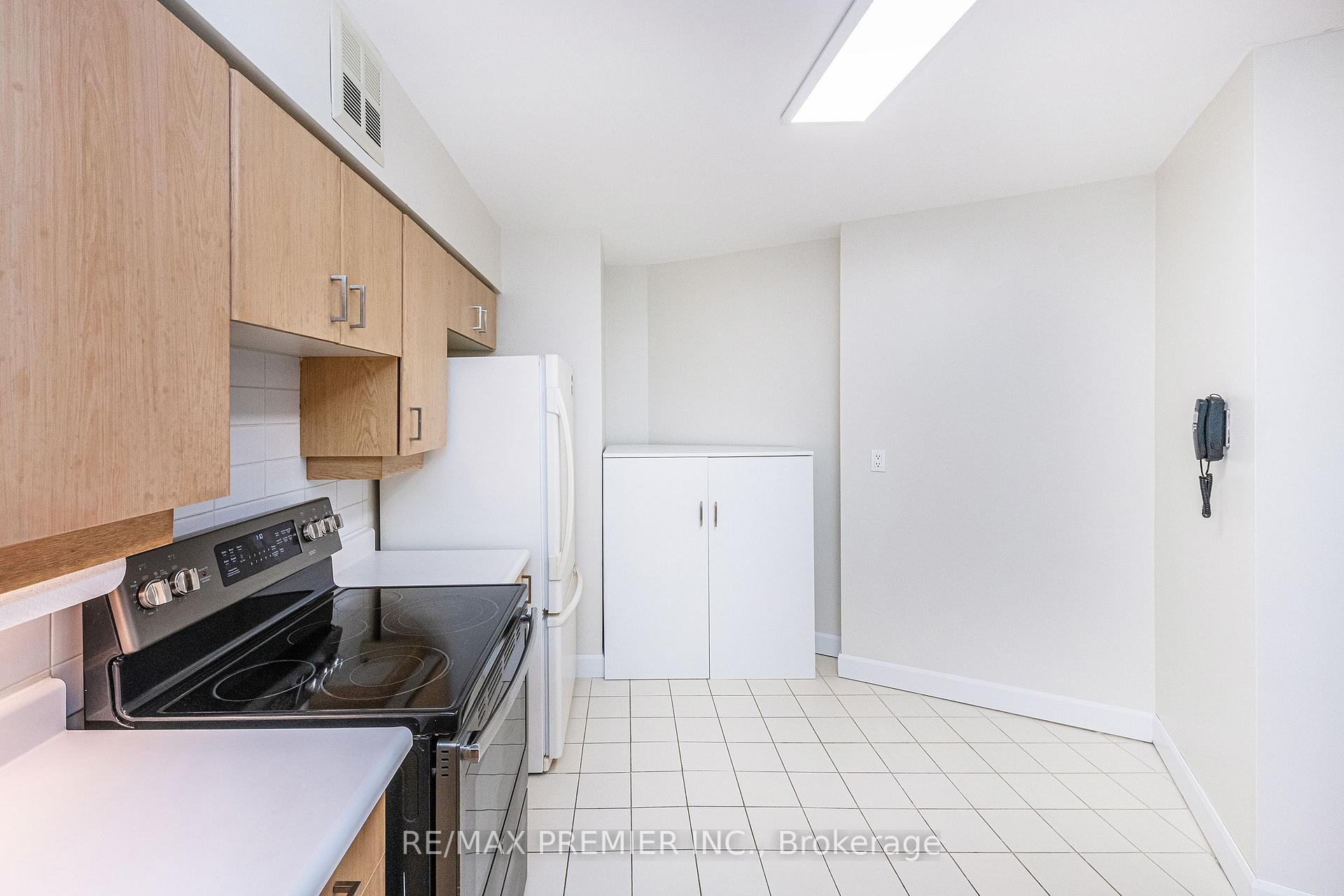 2 Bedrooms Condo at 20 Southport,  Toronto For sale