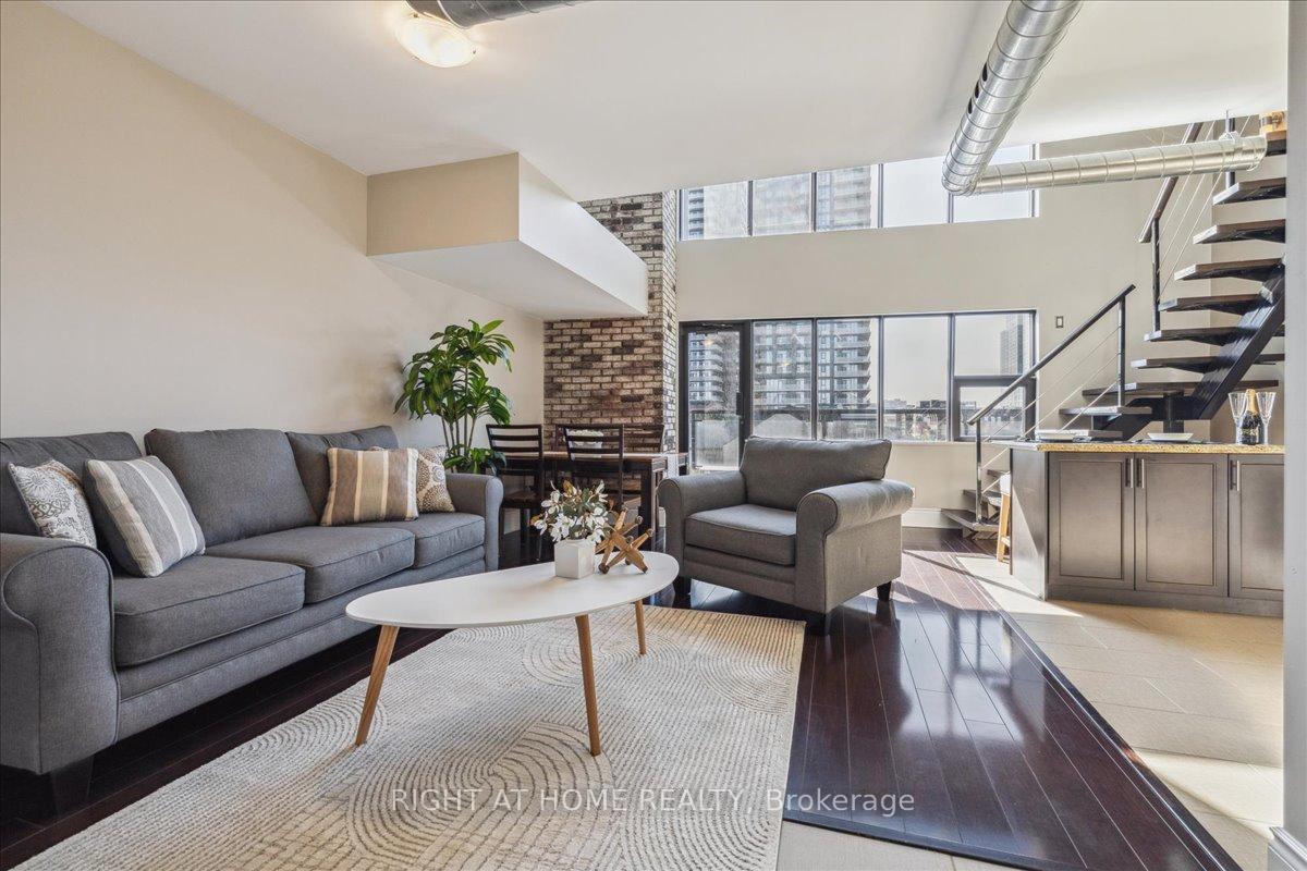 2 Bedrooms Condo at 80 King William, Hamilton For sale