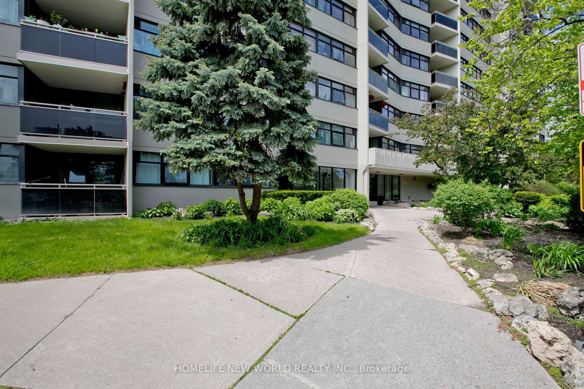 3 Bedrooms Condo at 100 Echo, Toronto For sale