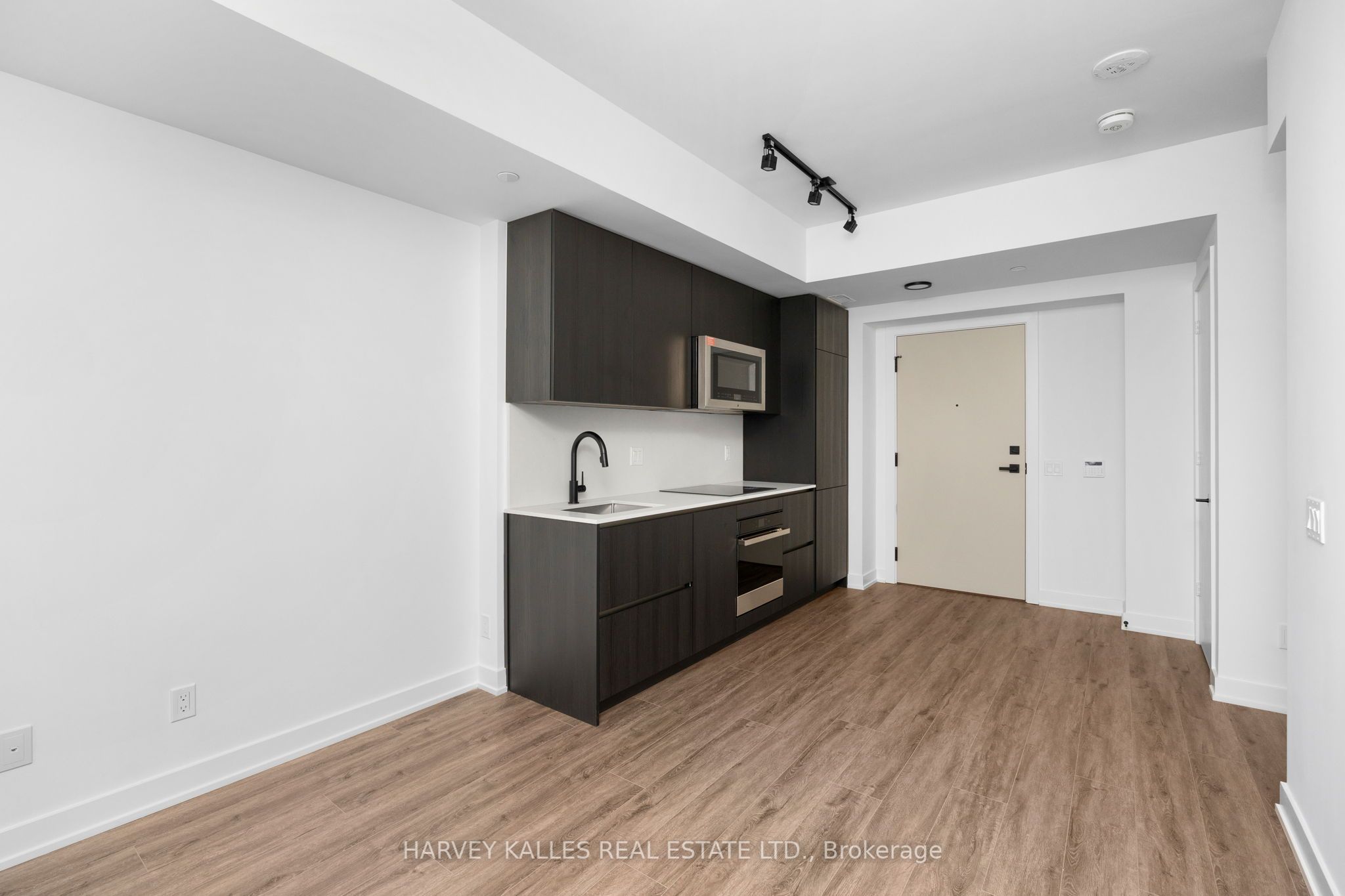 327 King Street W 3605
