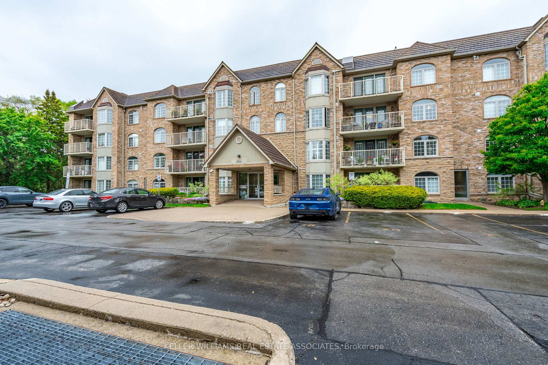 2 Bedrooms Condo at 216 Plains, Burlington For sale