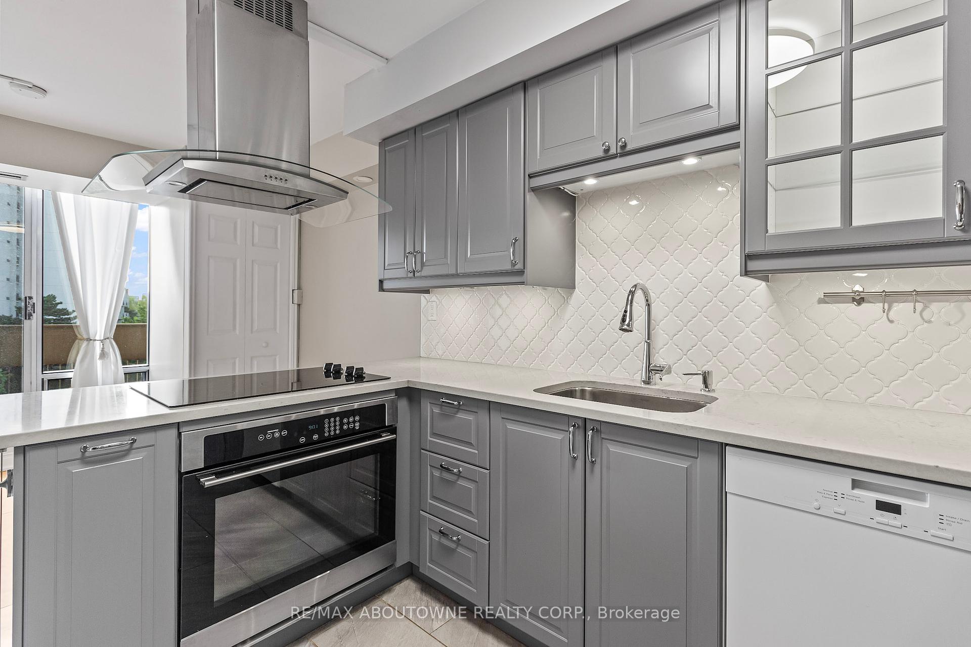 3 Bedrooms Condo at 1300 Marlborough, Oakville For sale