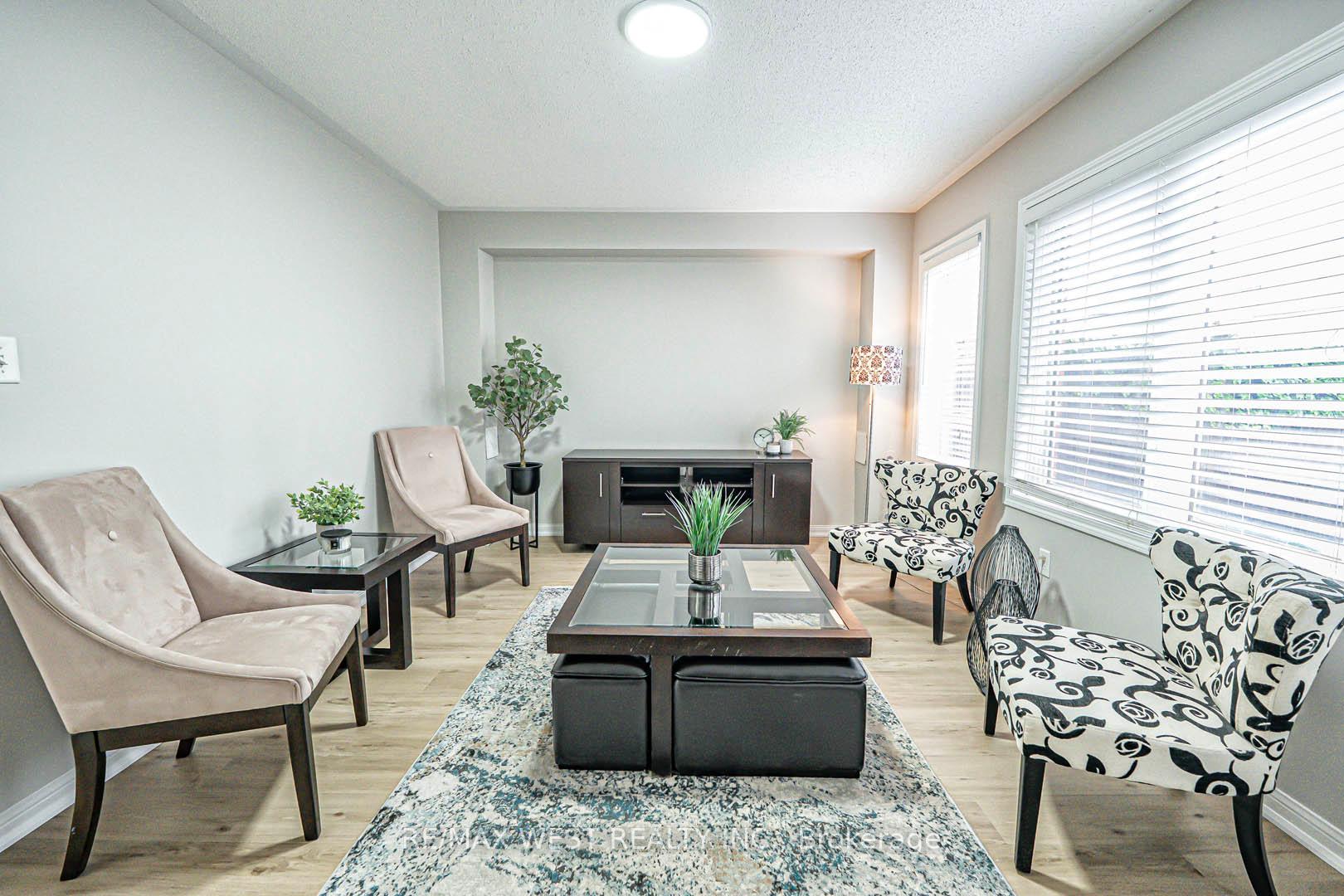 3 Bedrooms Condo at 3050 Rotary, Burlington For sale