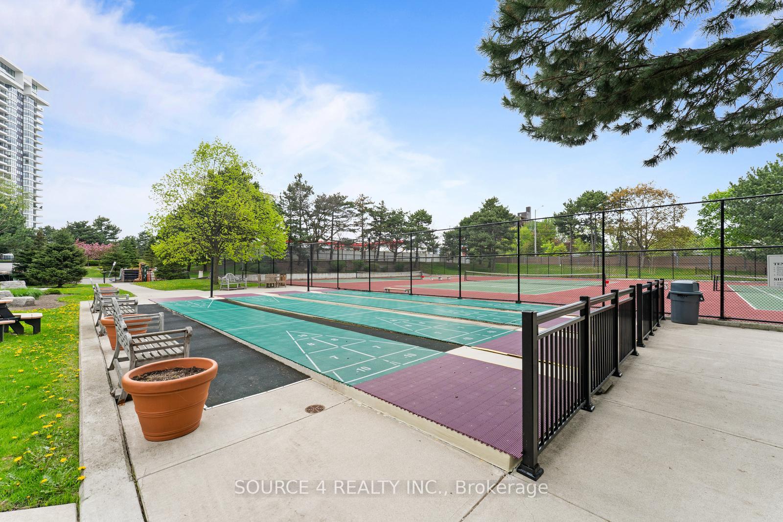 4 Bedrooms Condo at 1300 Bloor, Mississauga For sale