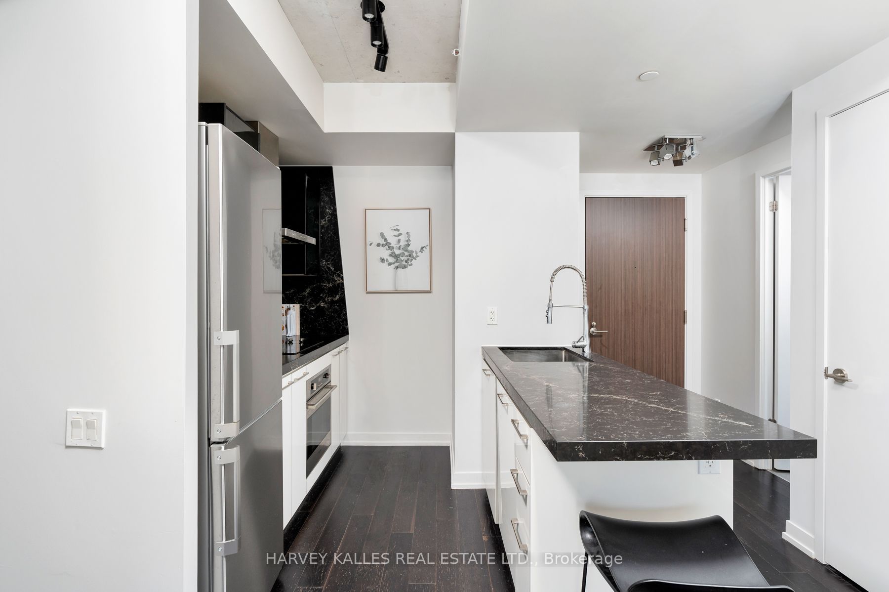461 Adelaide Street W 827
