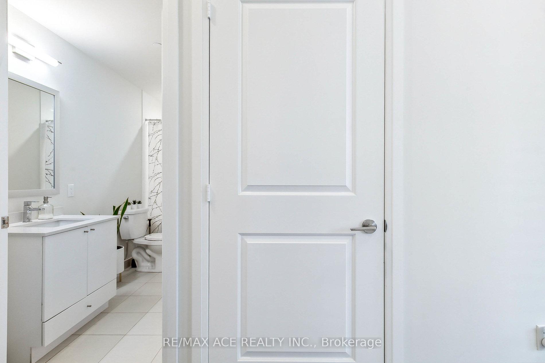 2 Bedrooms Condo at 65 Watergarden, Mississauga For sale