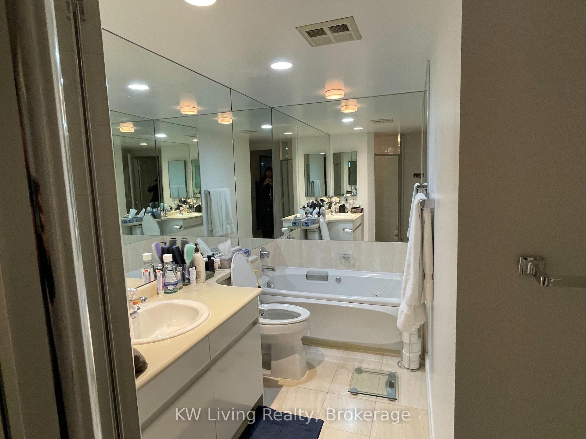 2 Bedrooms Condo at 33 University,  Toronto For sale